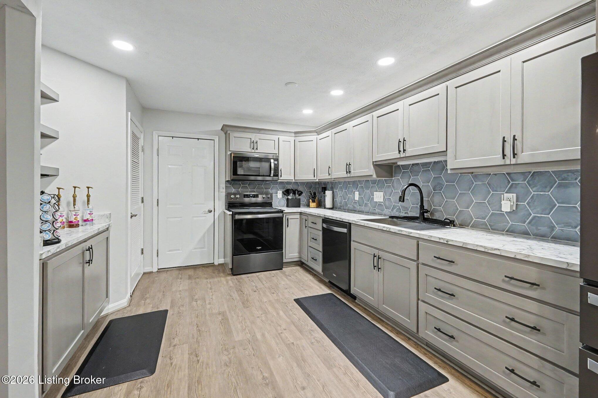 10400 Pinoak View Dr Property Photo 9