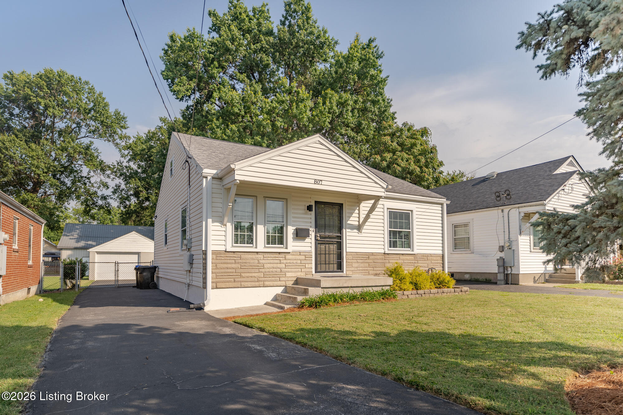 807 Molter Ave Property Photo 1