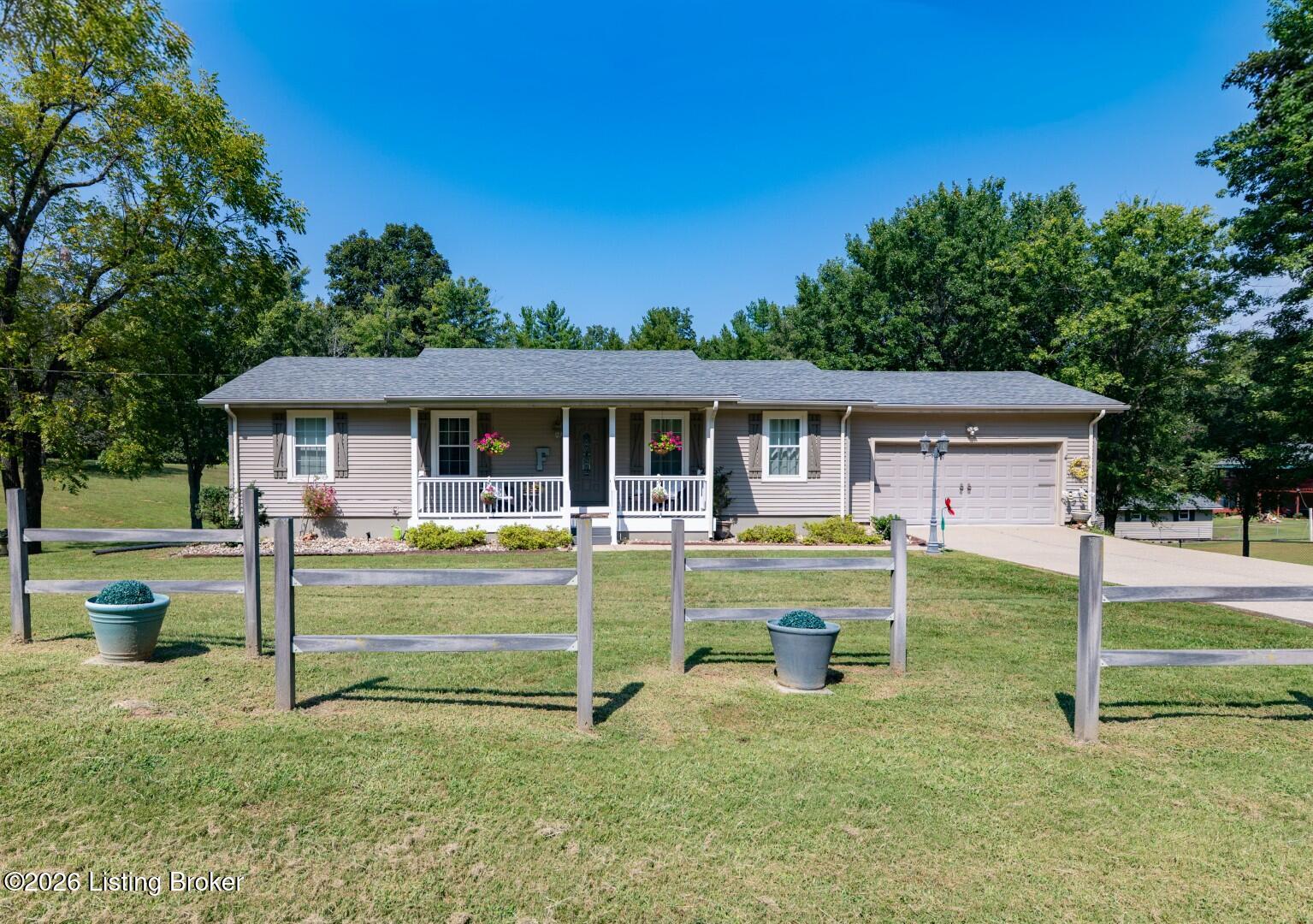900 Hickory Dr Property Photo 3