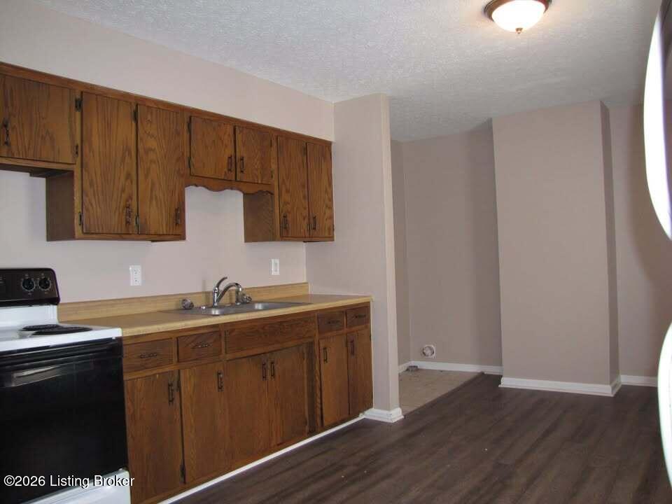 214 W Collins Ct Property Photo 10