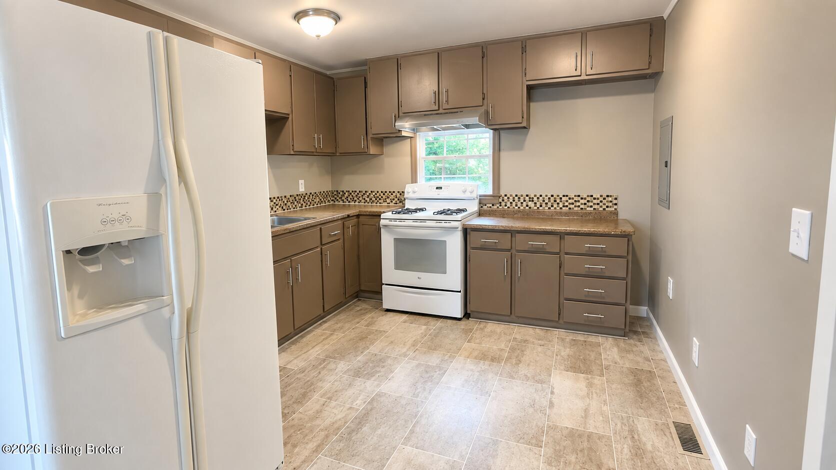 111 Kenwood Ave Property Photo 5