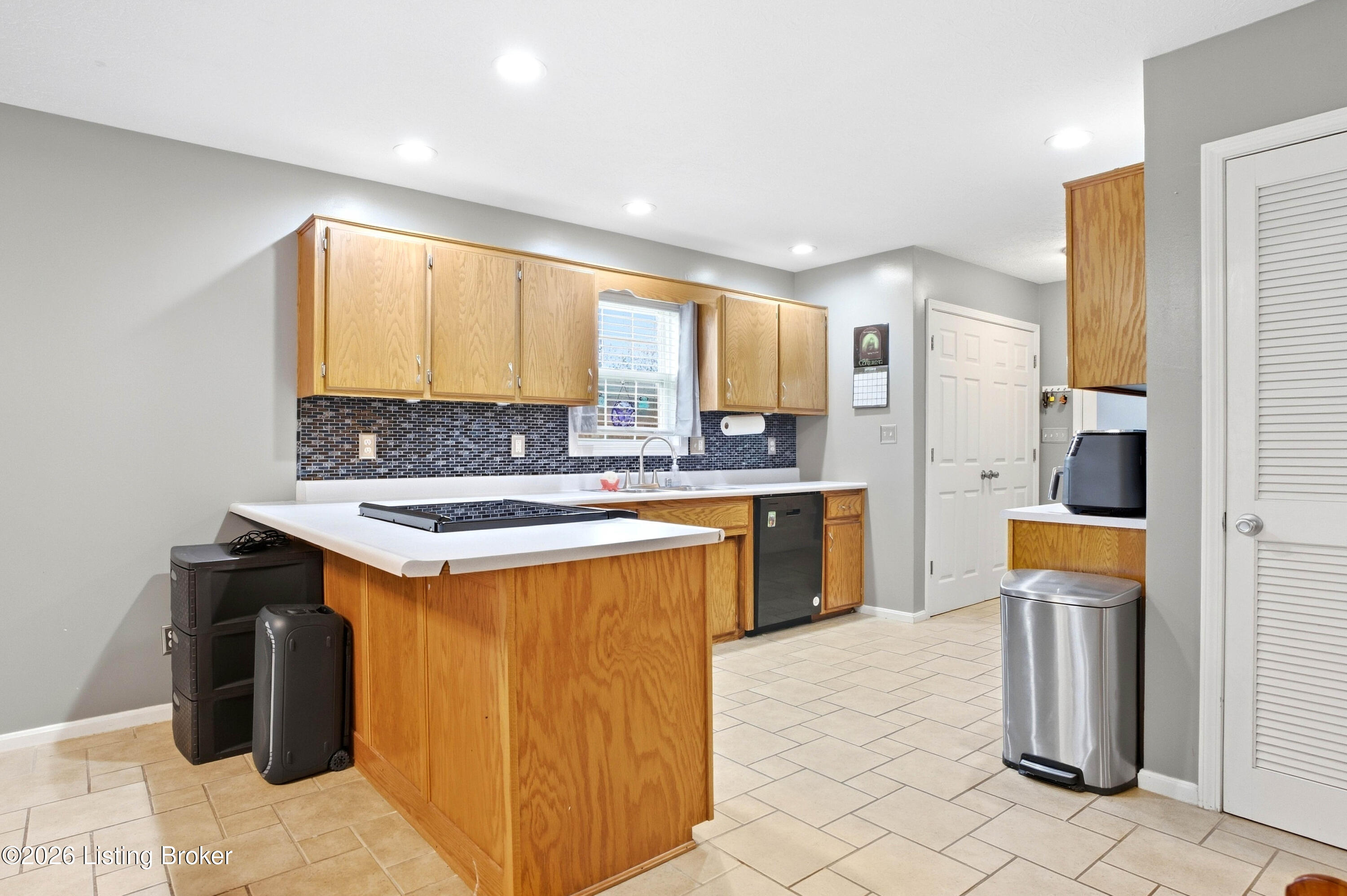 5523 Vevia Pl Property Photo 3
