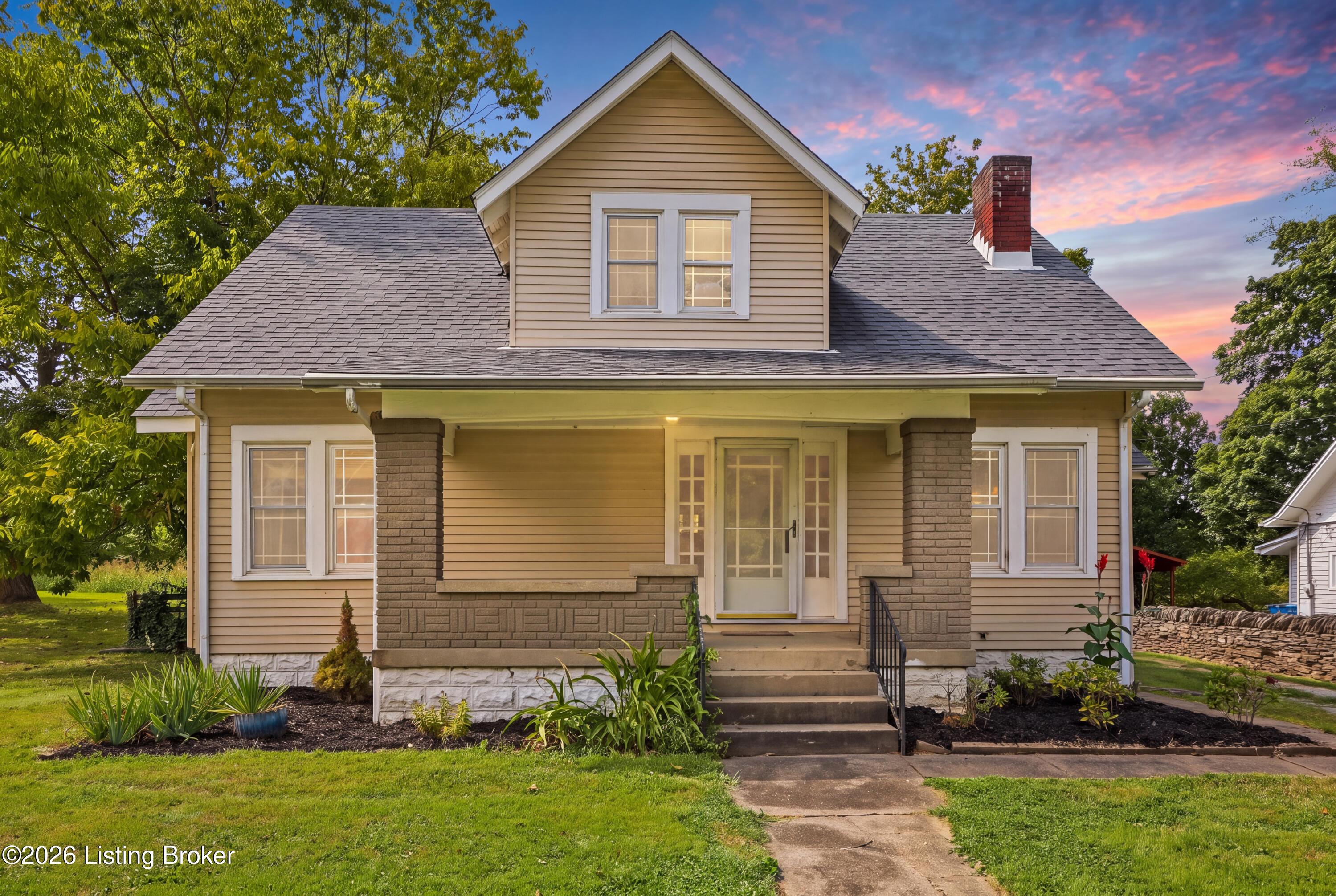 108 1st St Property Photo 1