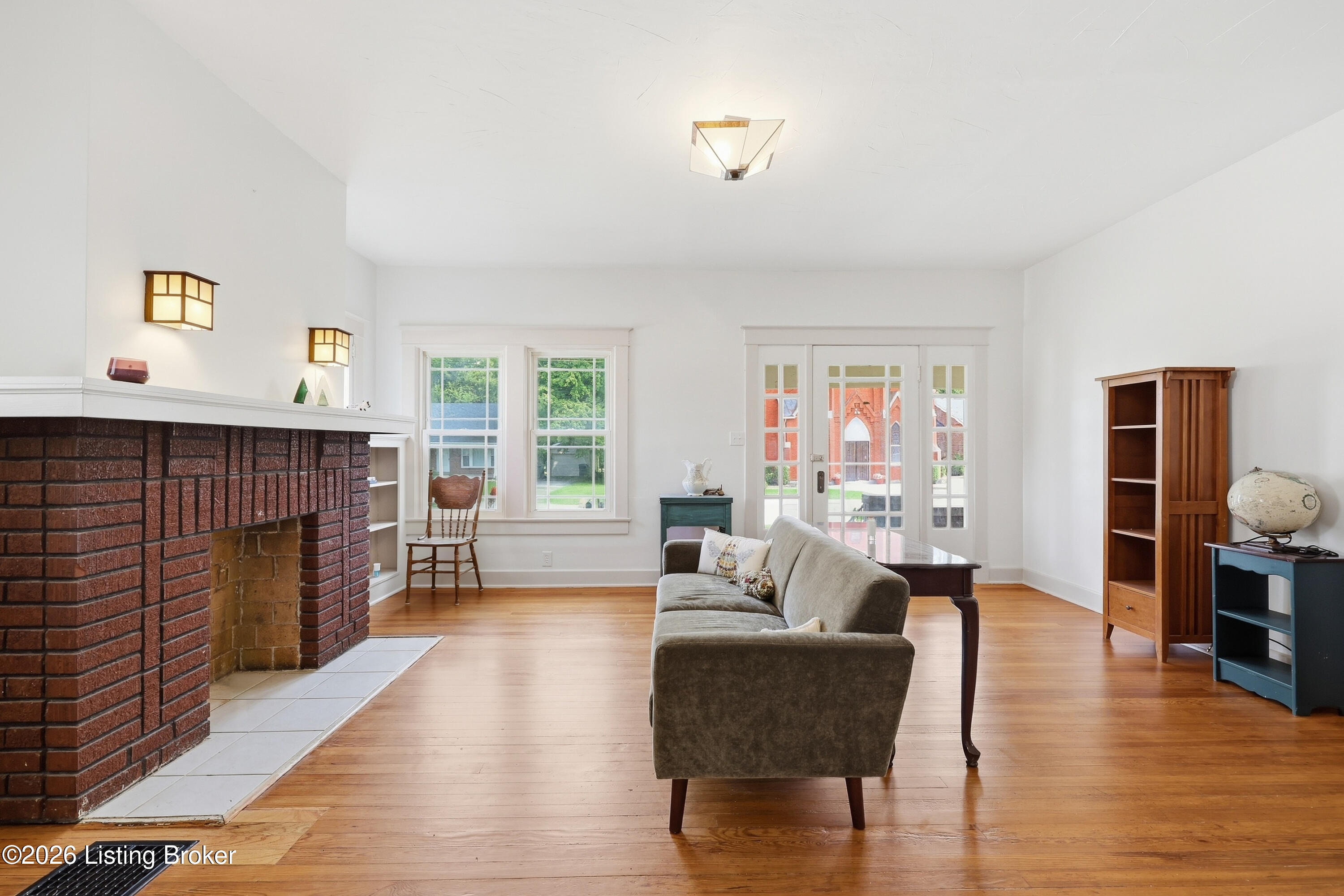 108 1st St Property Photo 4