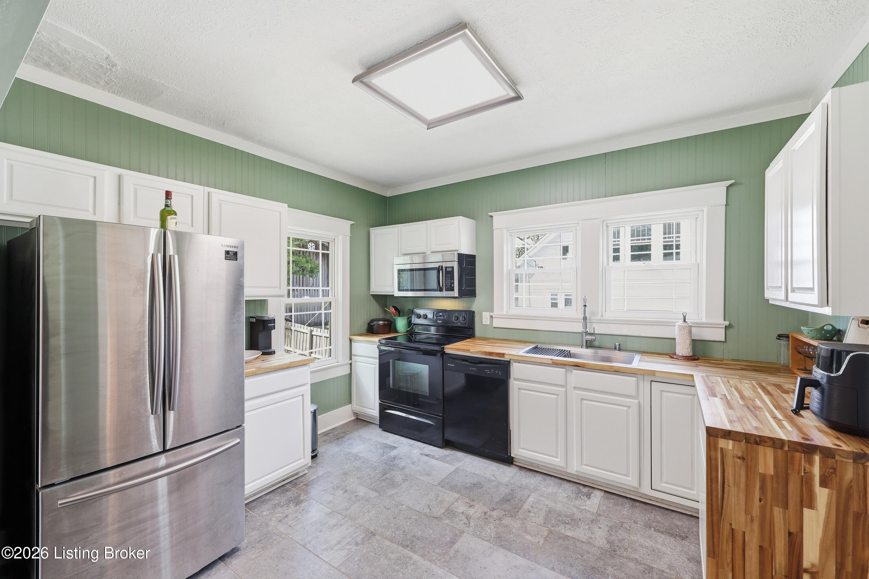 108 1st St Property Photo 6