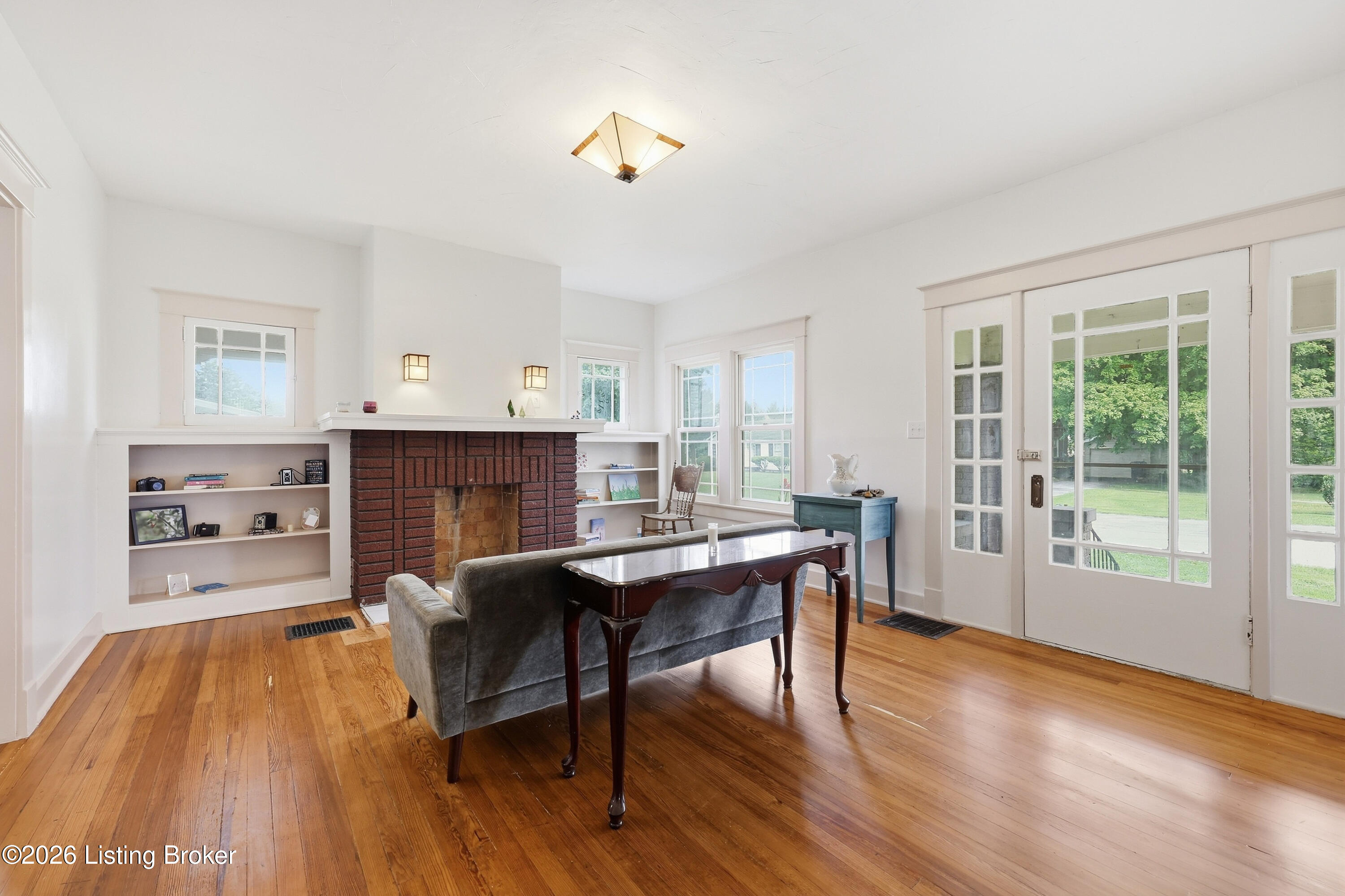 108 1st St Property Photo 7