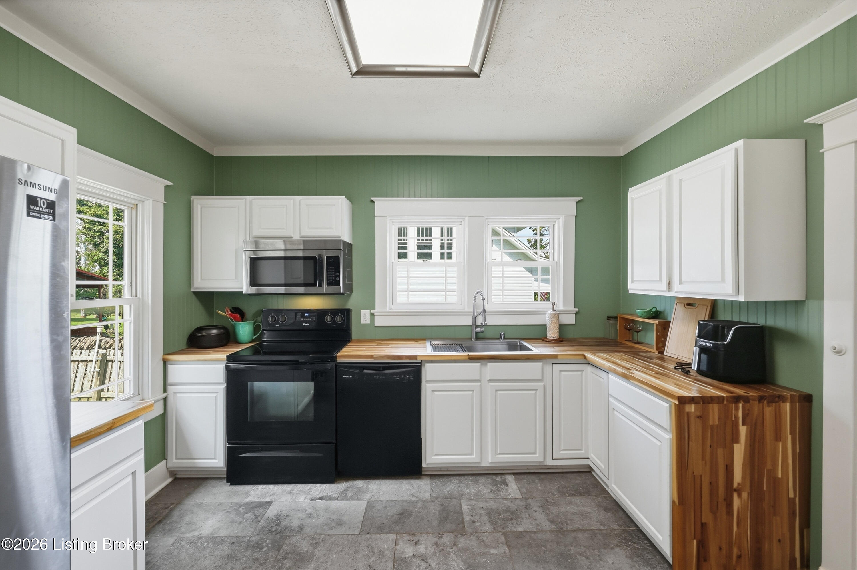 108 1st St Property Photo 17
