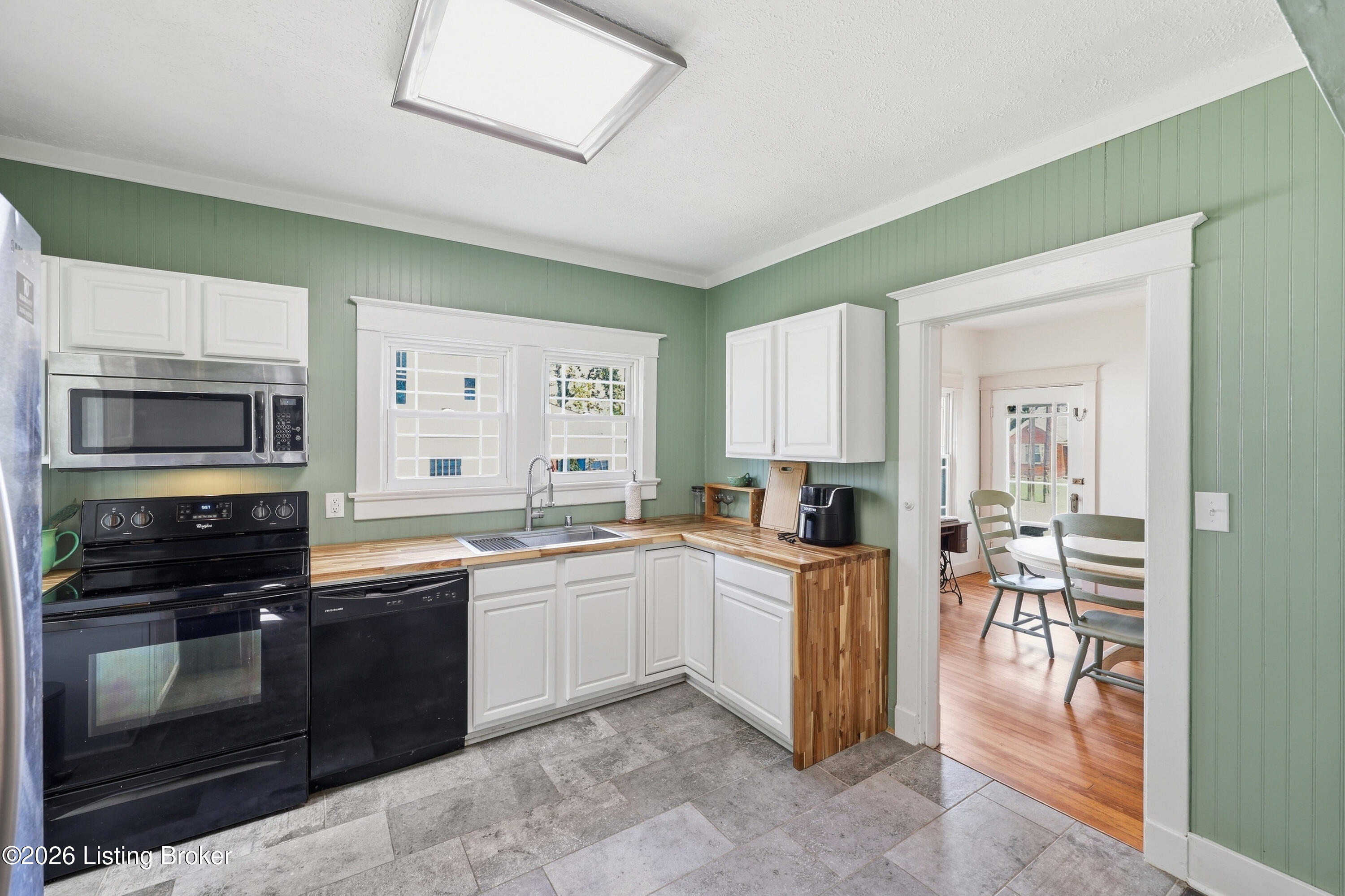 108 1st St Property Photo 18