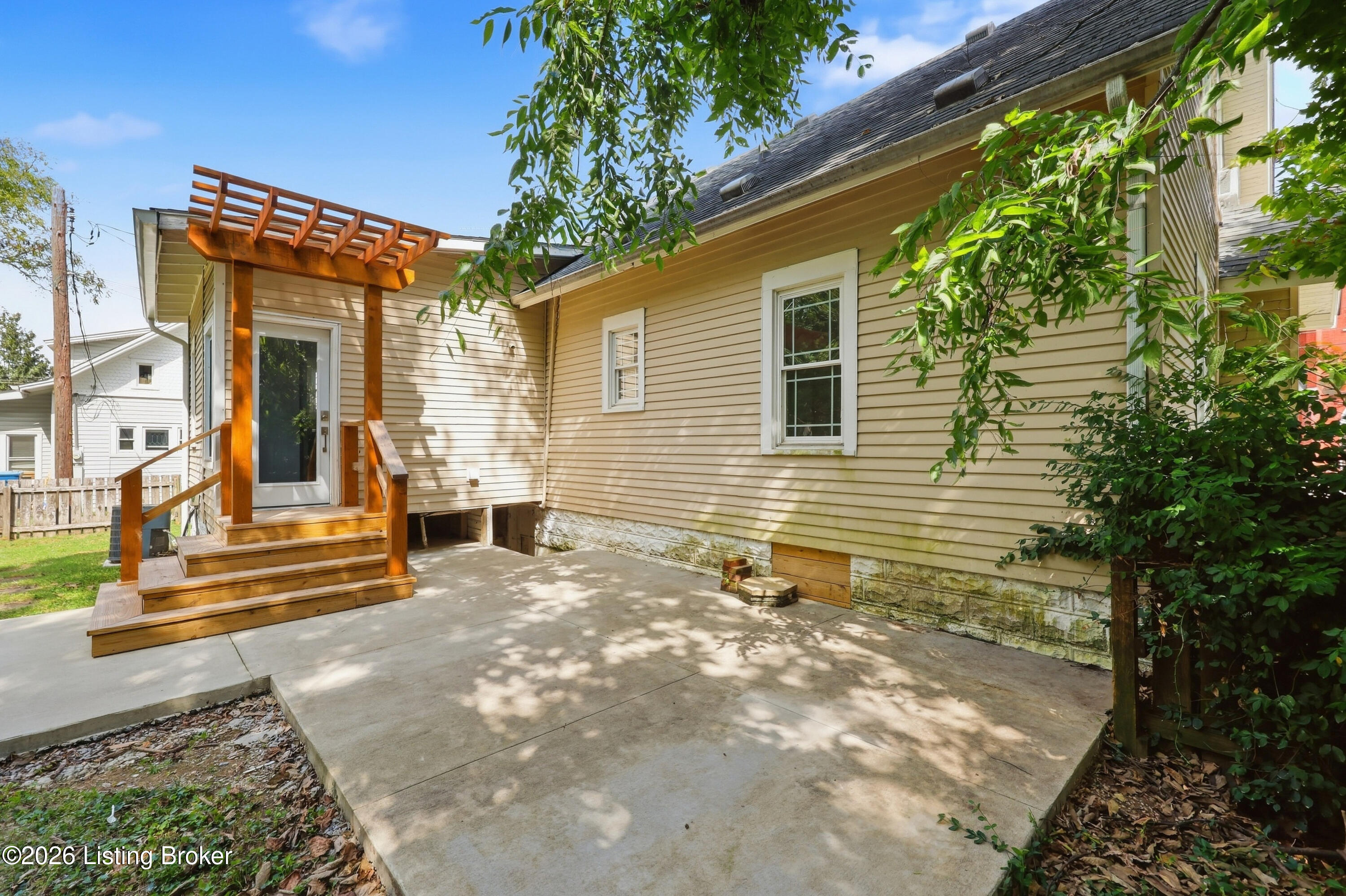 108 1st St Property Photo 44