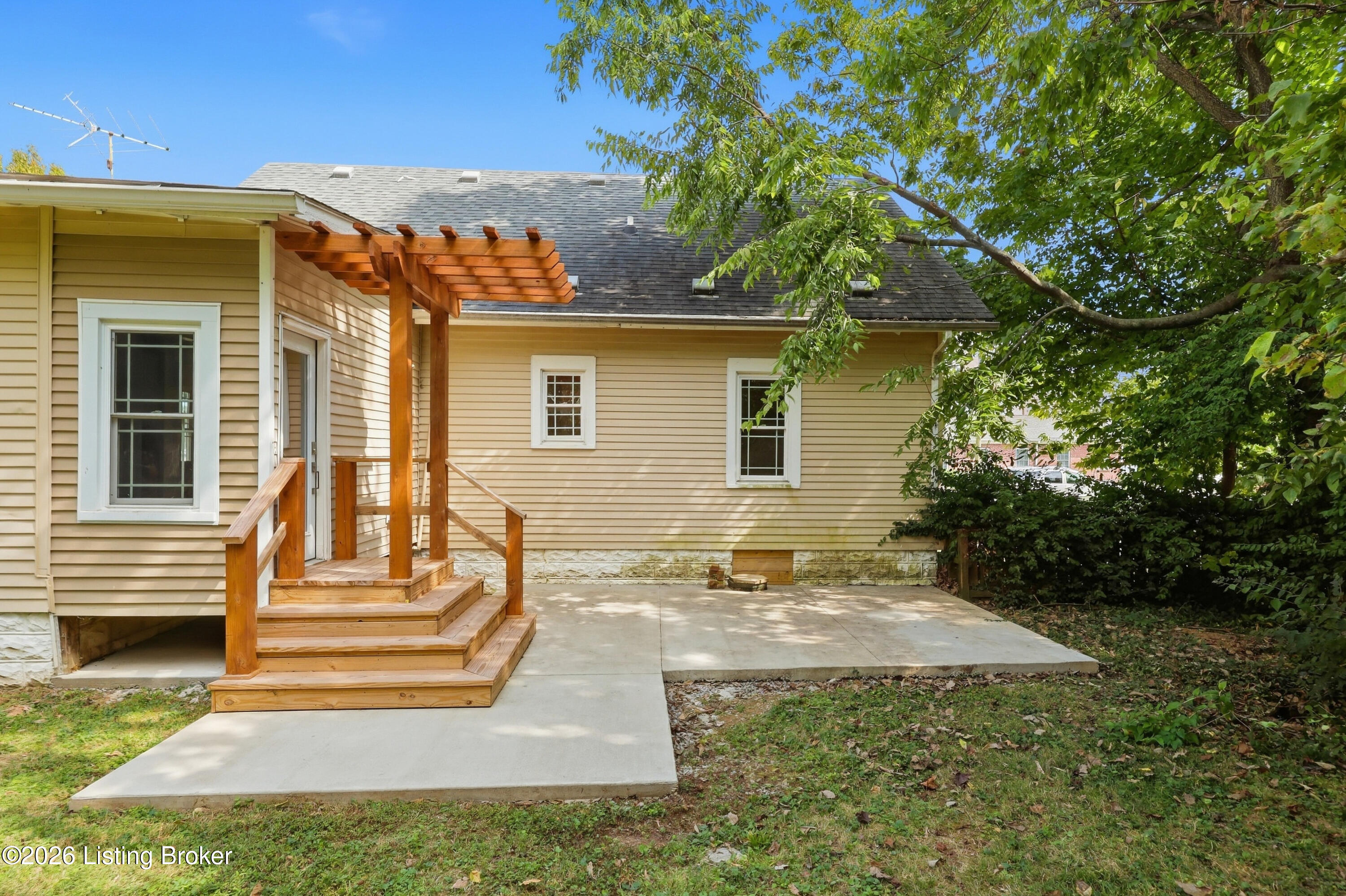 108 1st St Property Photo 45