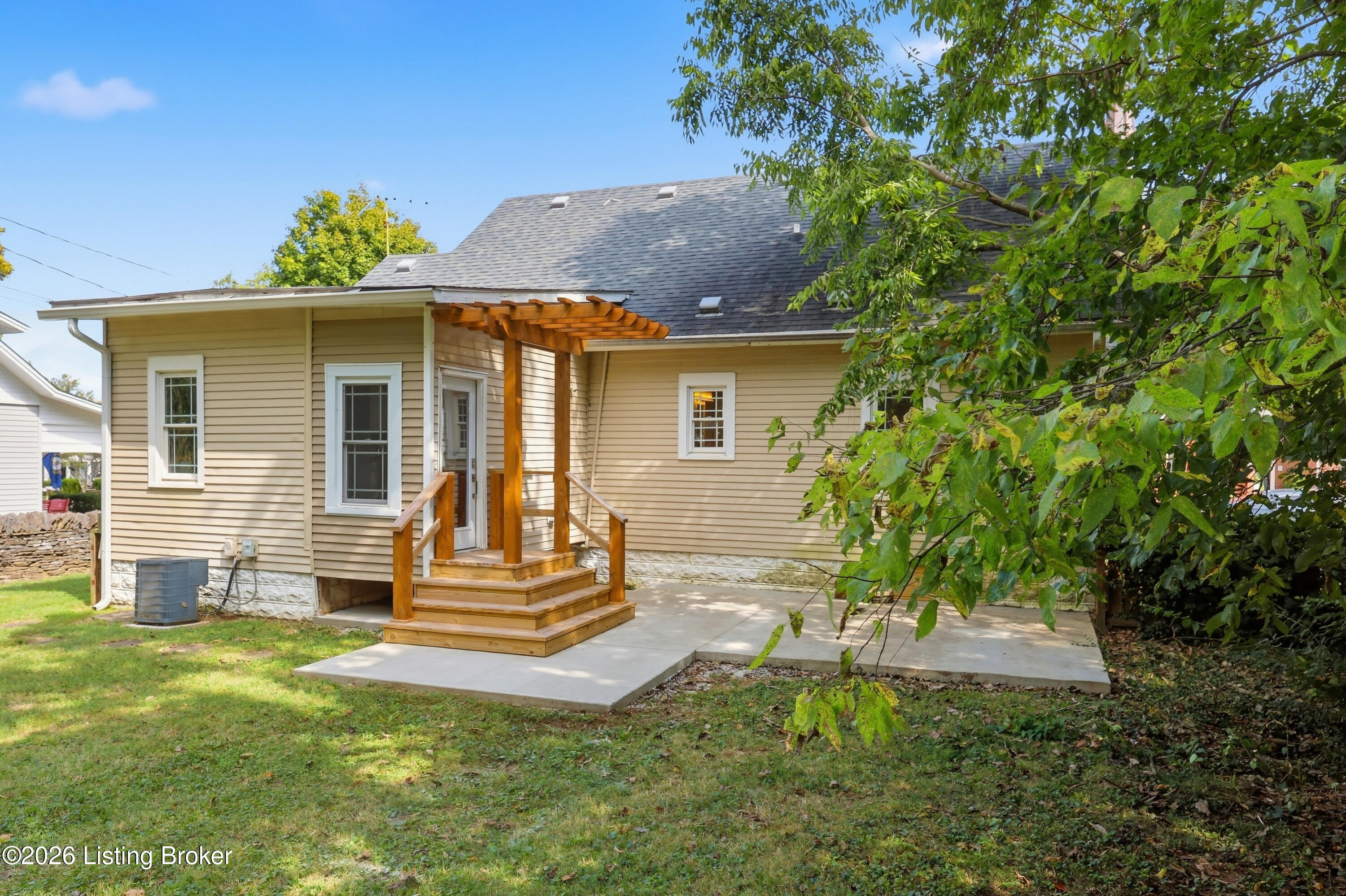 108 1st St Property Photo 46