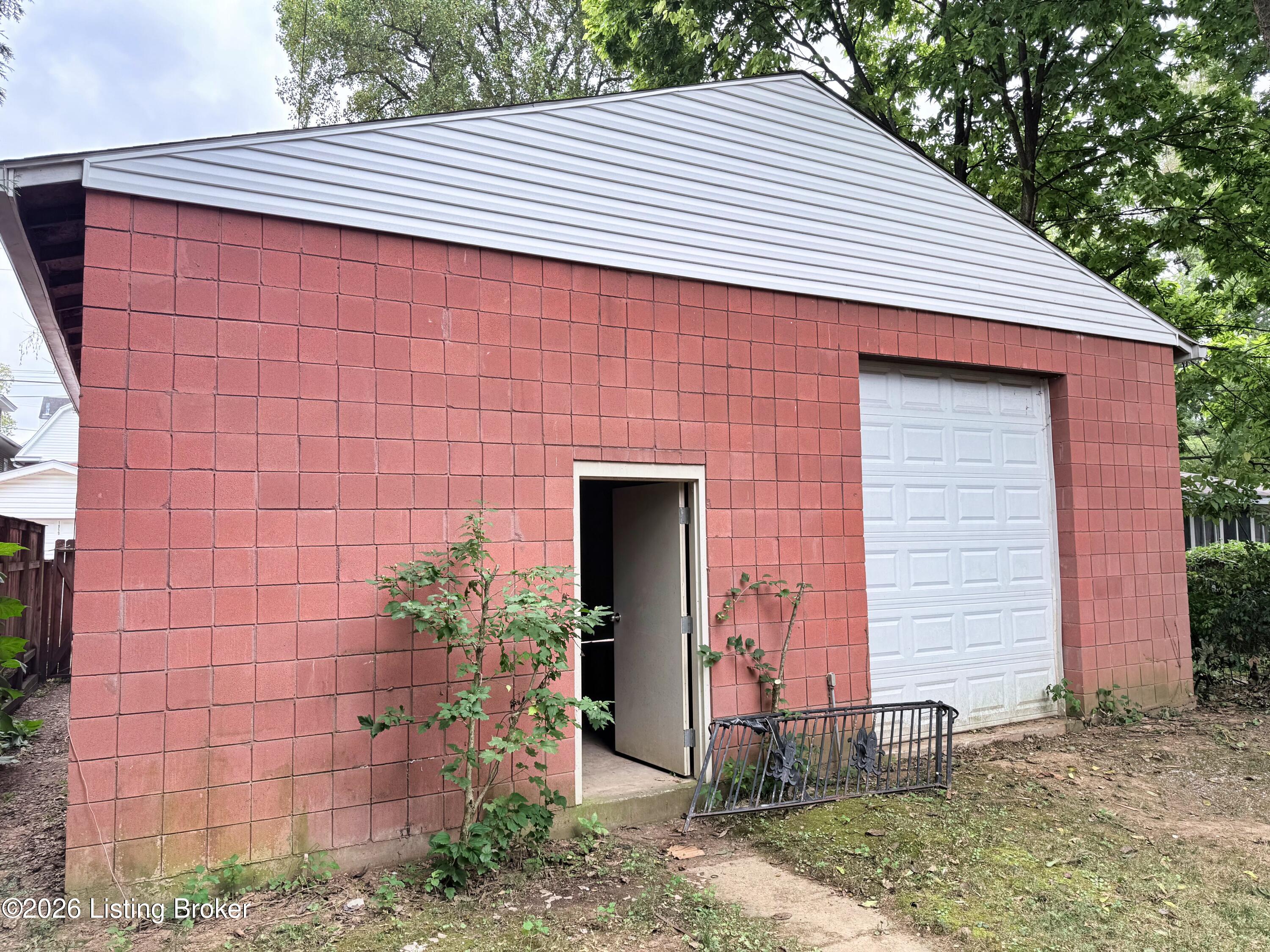 1950 Roanoke Ave Property Photo 4