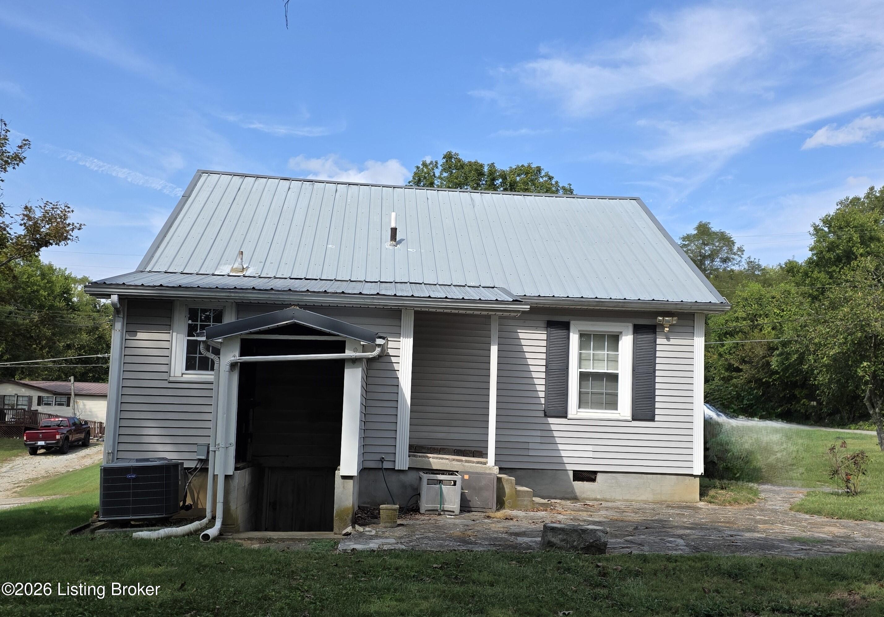 115 Perry St Property Photo 6