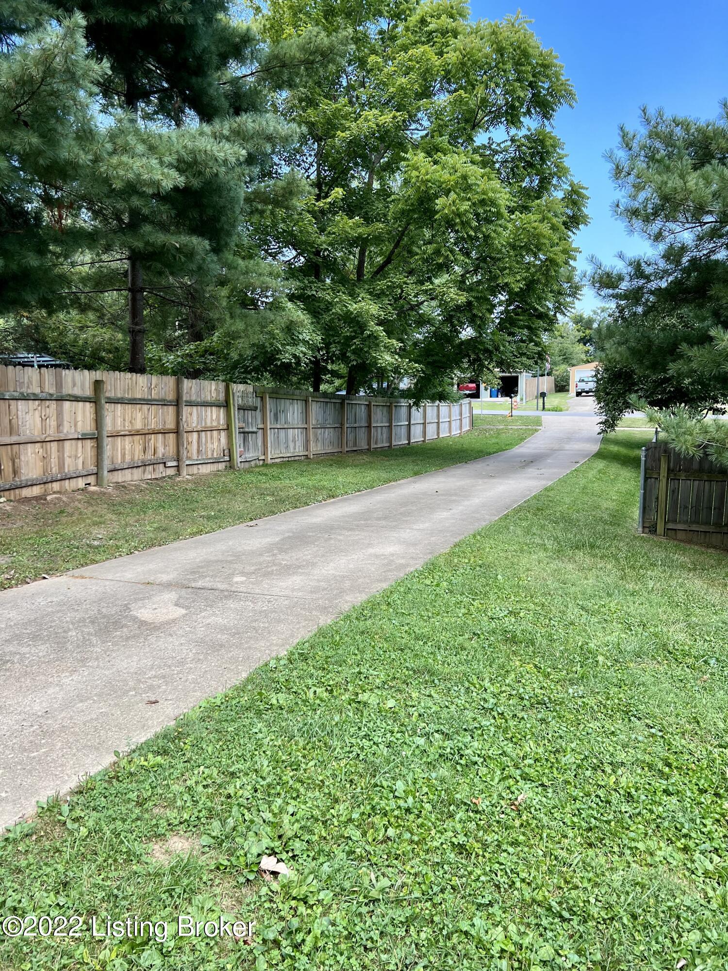 501 Oak Leaf Dr Property Photo 6