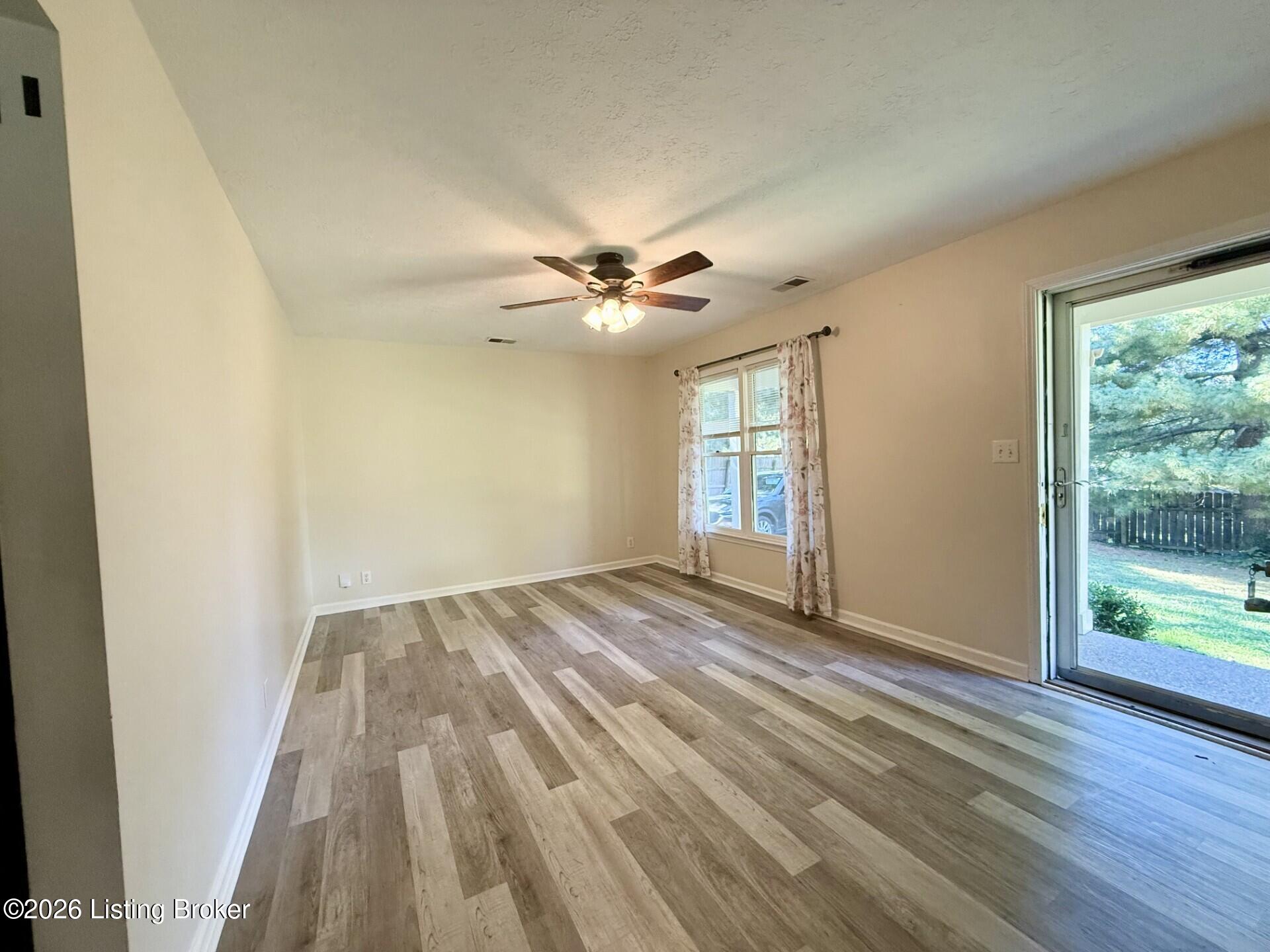 501 Oak Leaf Dr Property Photo 8
