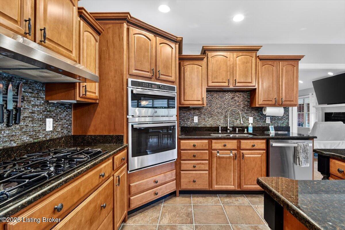 1911 Clarke Pointe Dr Property Photo 19