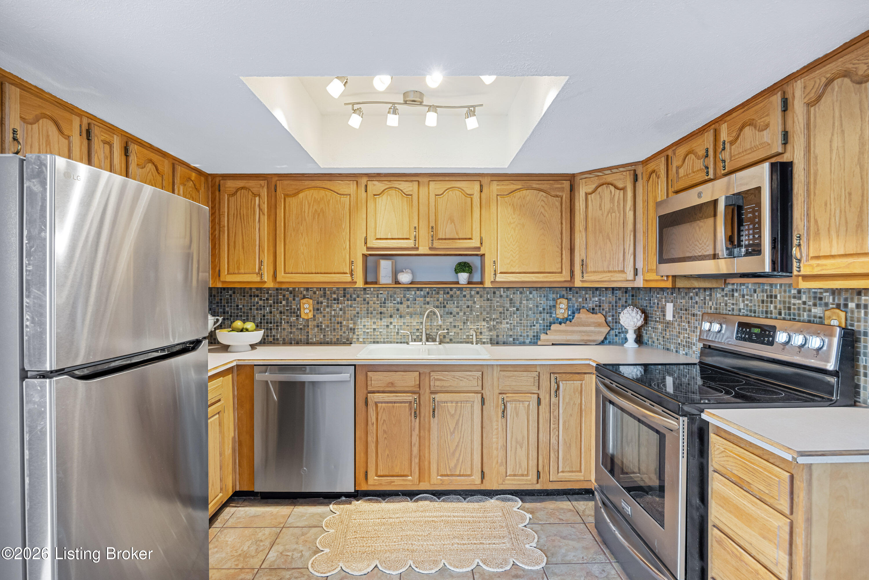 6908 Ledgerock Rd Property Photo 16