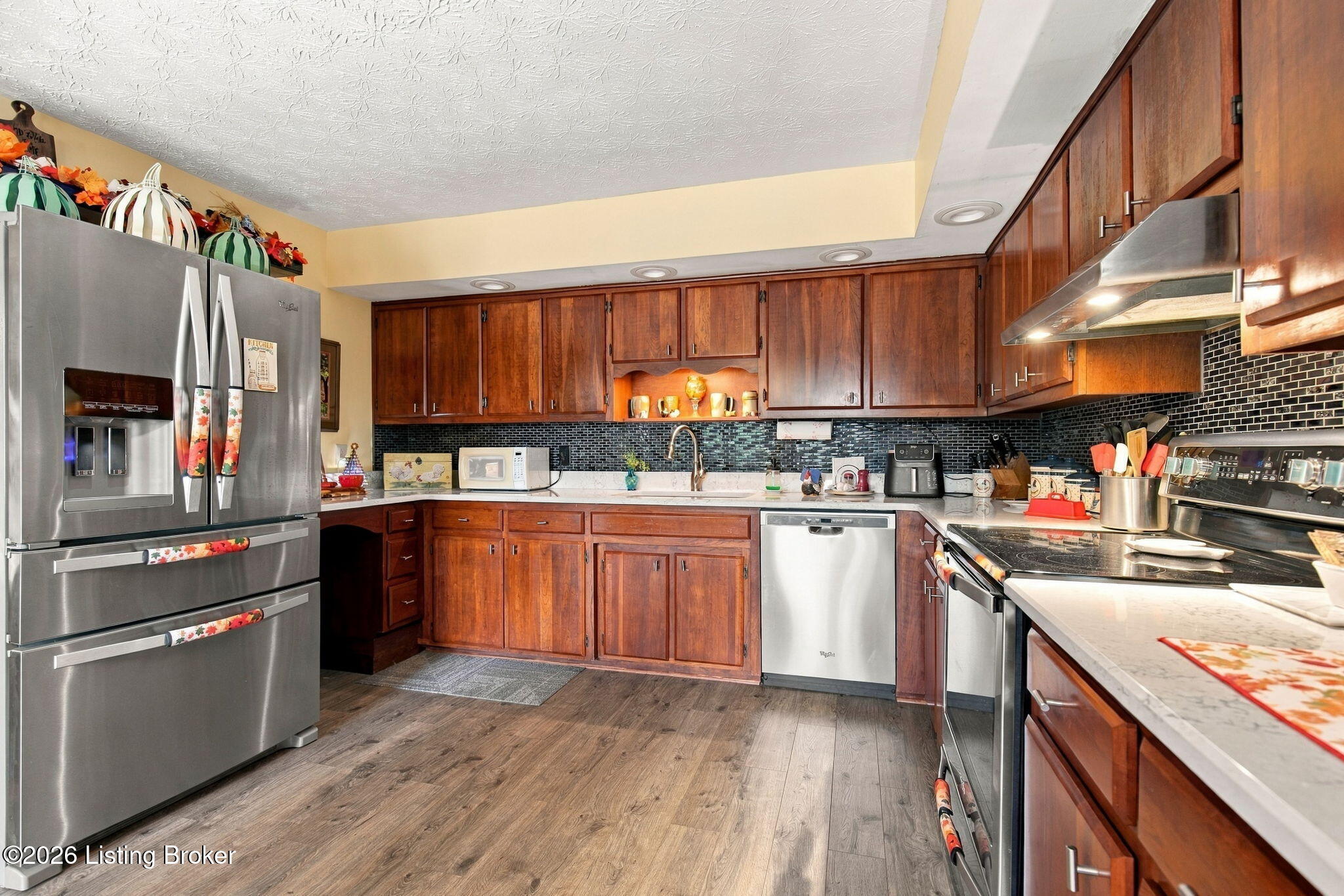 760 Avenstoke Rd Property Photo 3