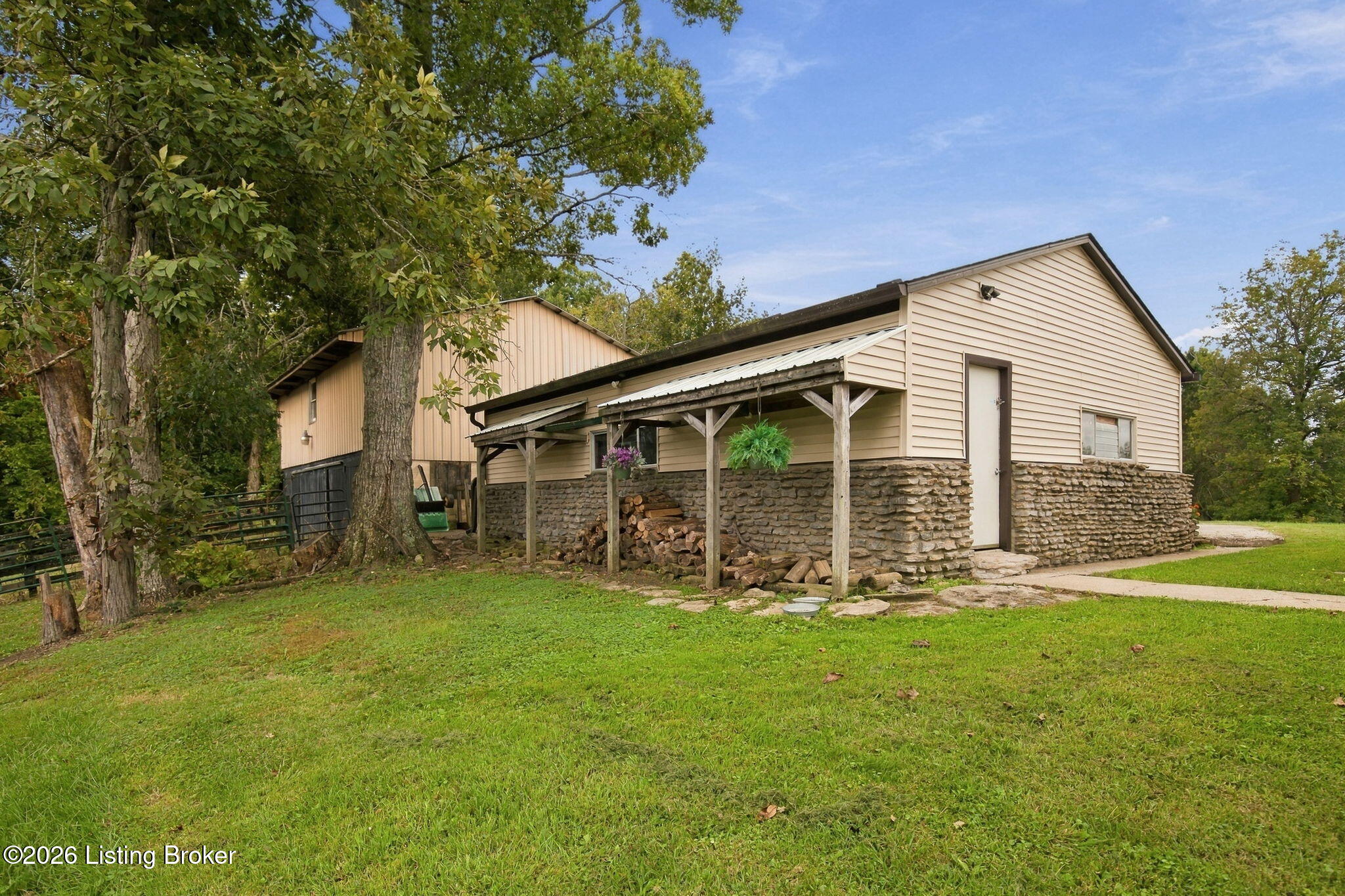 760 Avenstoke Rd Property Photo 10