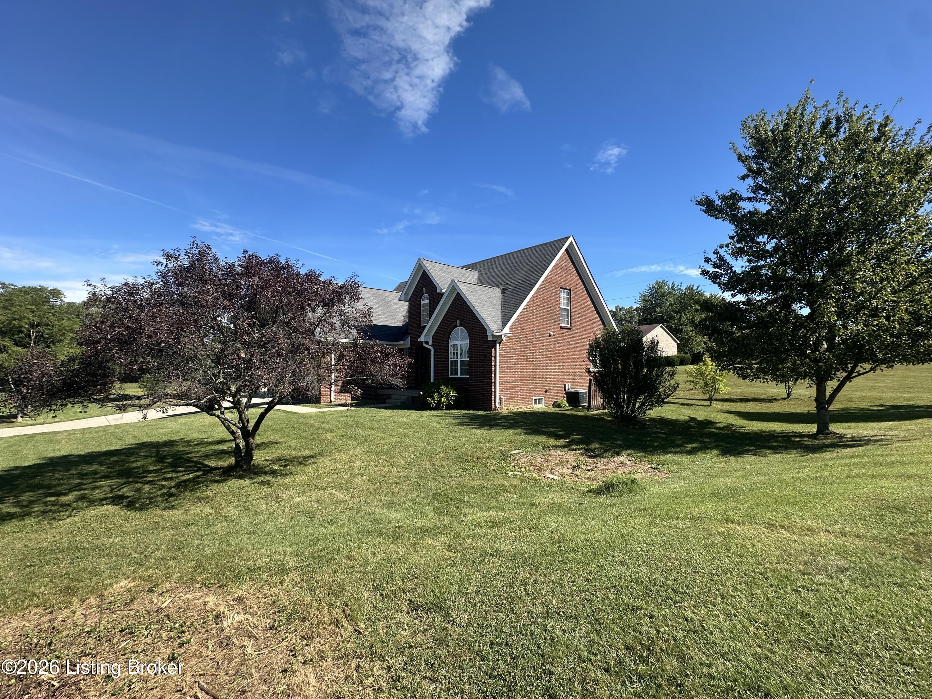 100 E Court Dr Property Photo 4