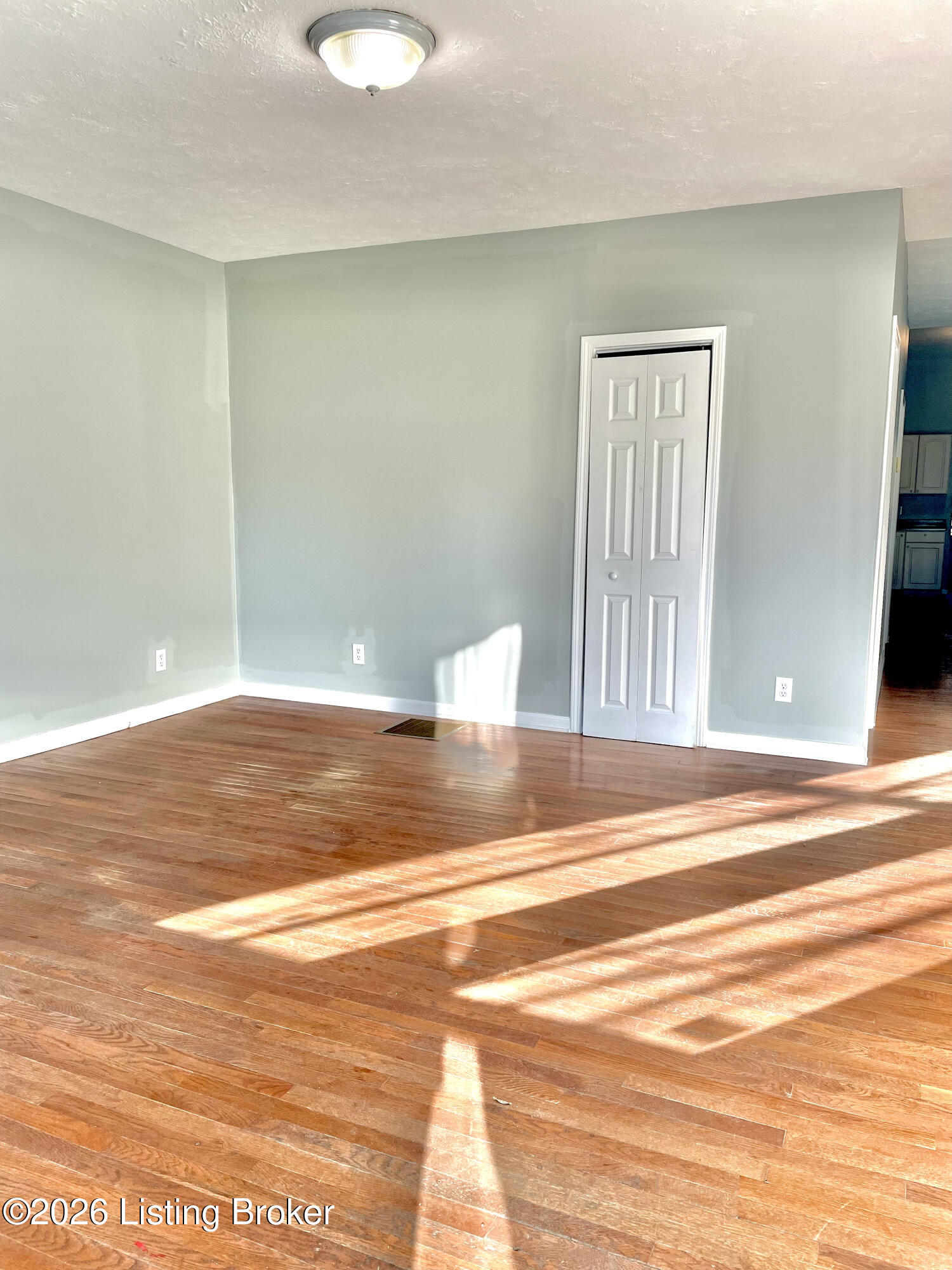 2631 W Kentucky St Property Photo 6