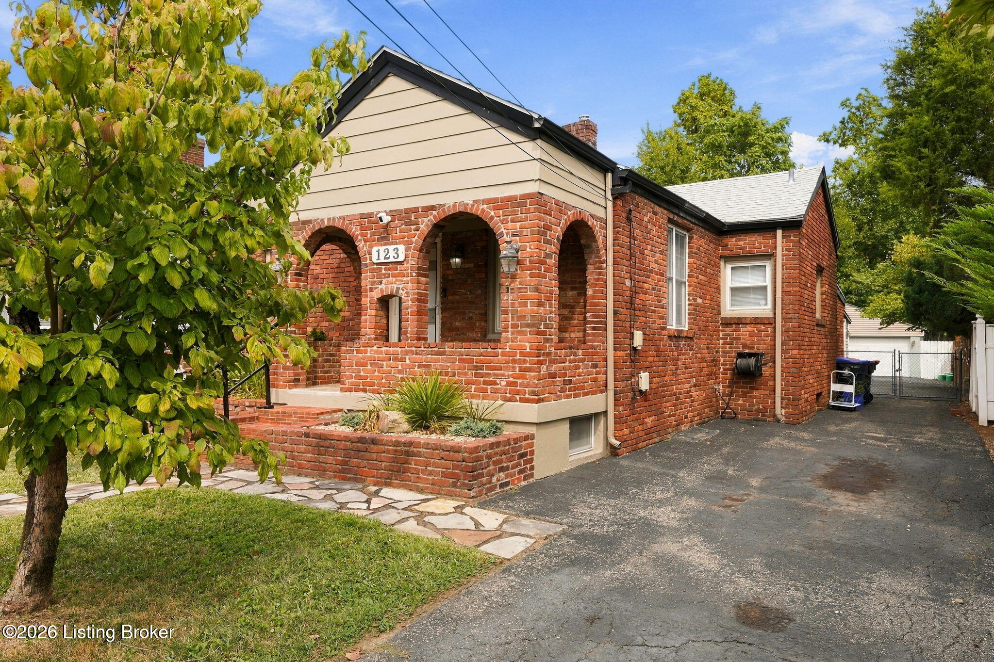 123 Ottawa Ave Property Photo 2