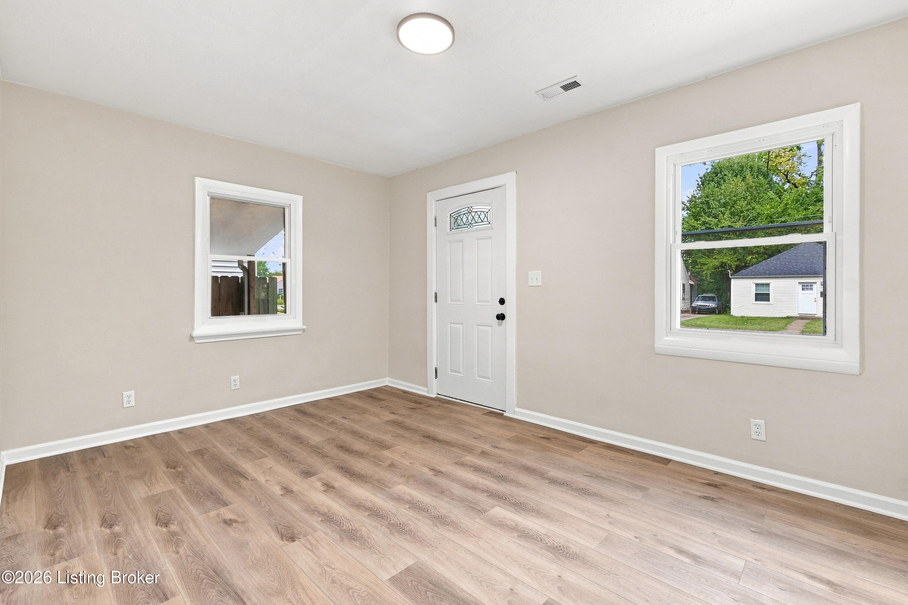 318 Freeman Ave Property Photo 5