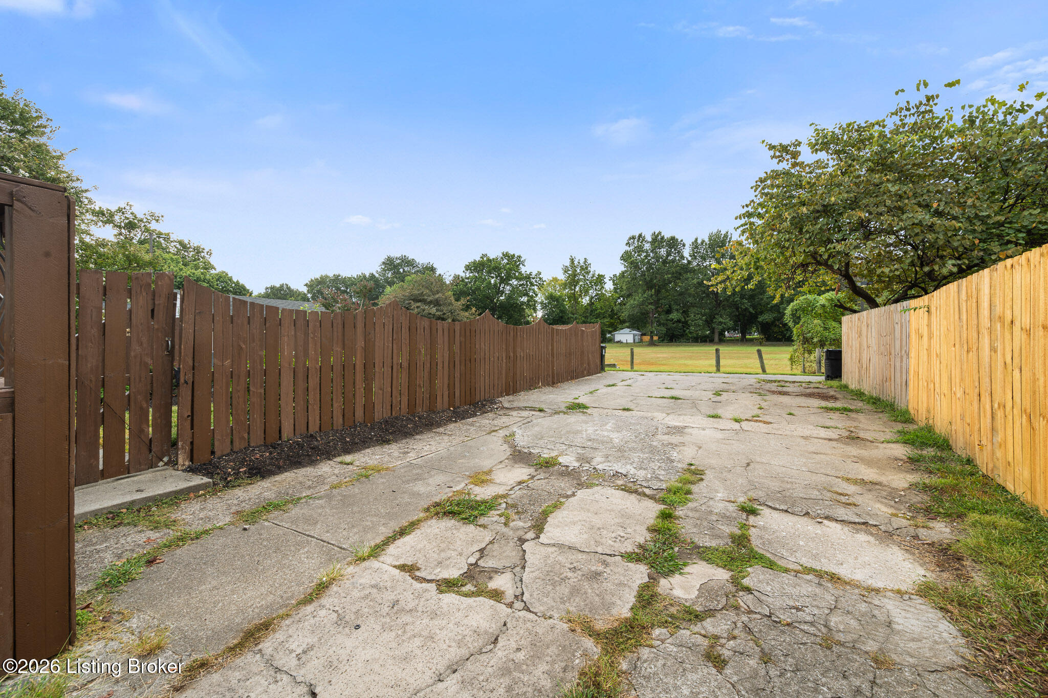 444 E Lee St Property Photo 43
