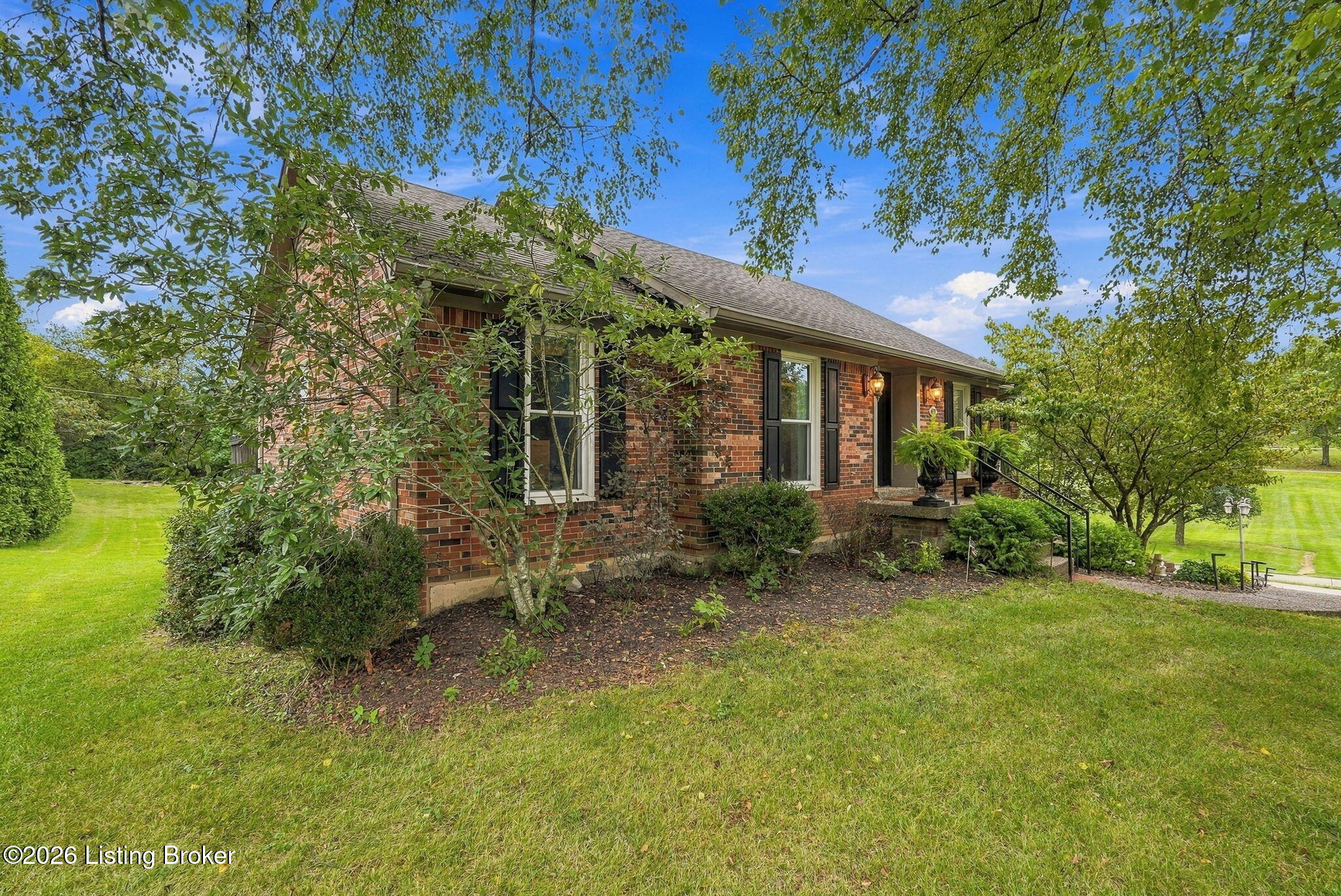401 Winding Way Property Photo 2