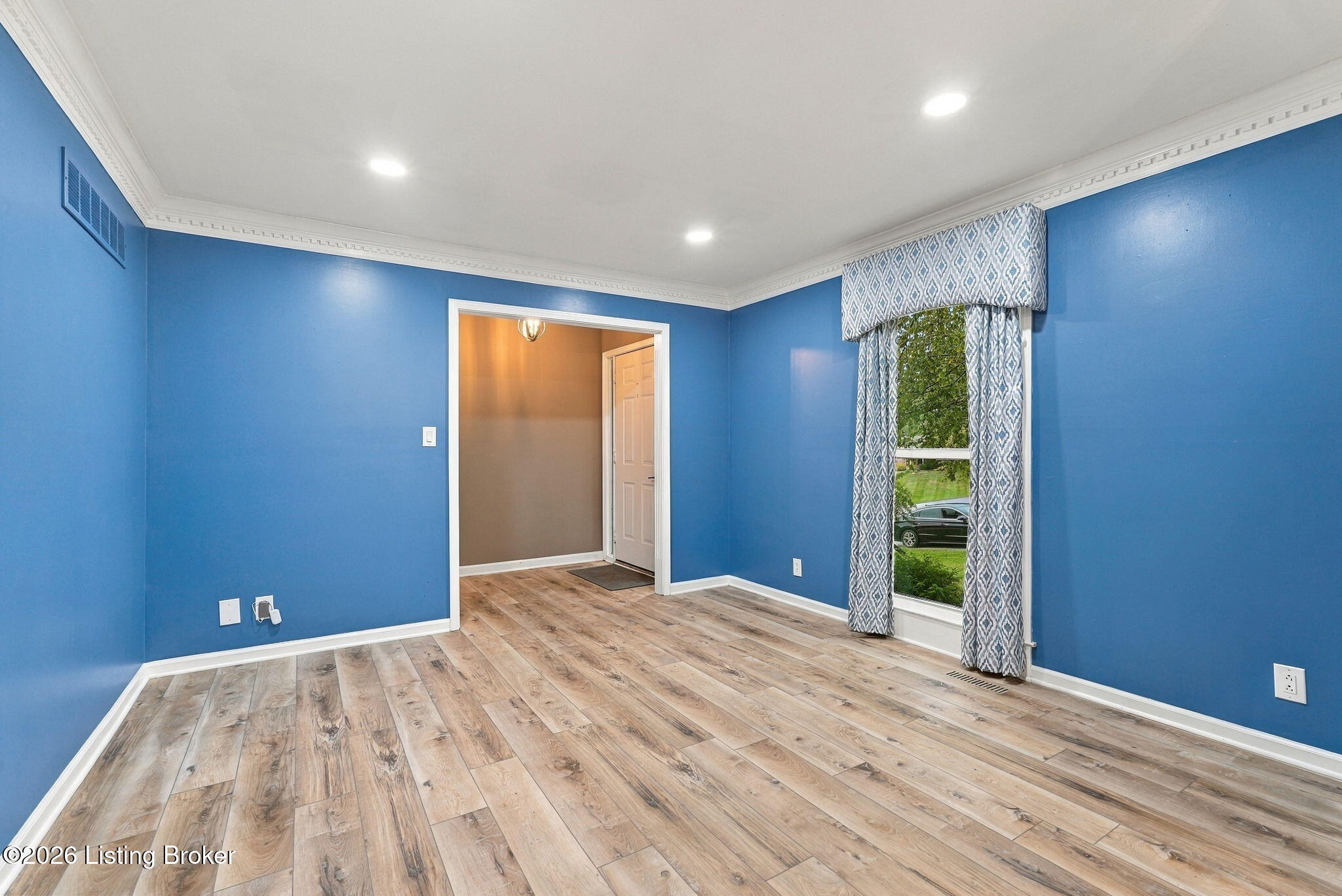 401 Winding Way Property Photo 13