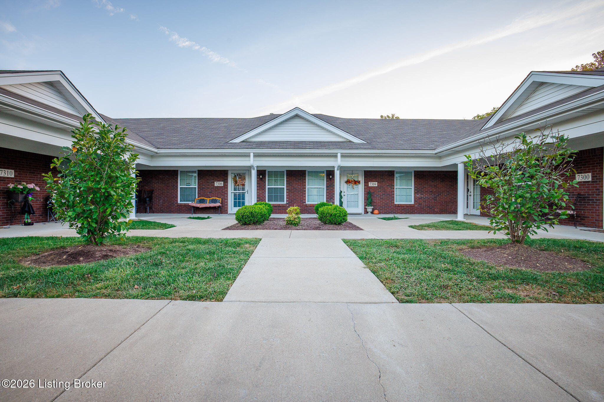 7302 Fox Hollow Way Property Photo 4