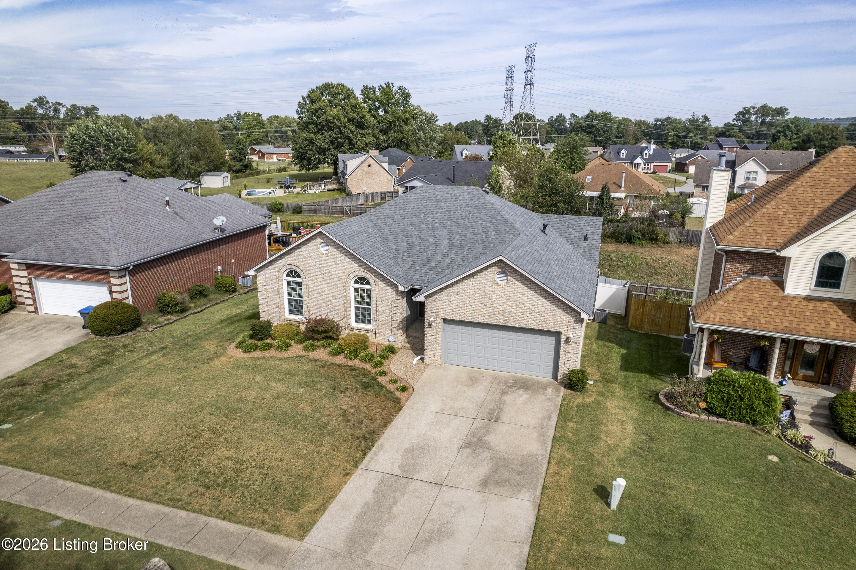 5114 Hunters Point Cir Property Photo 3
