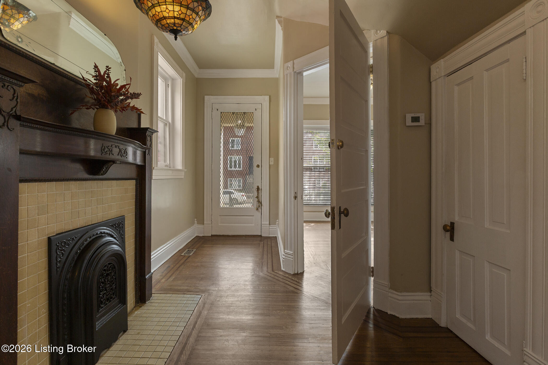 519 W Hill St Property Photo 5