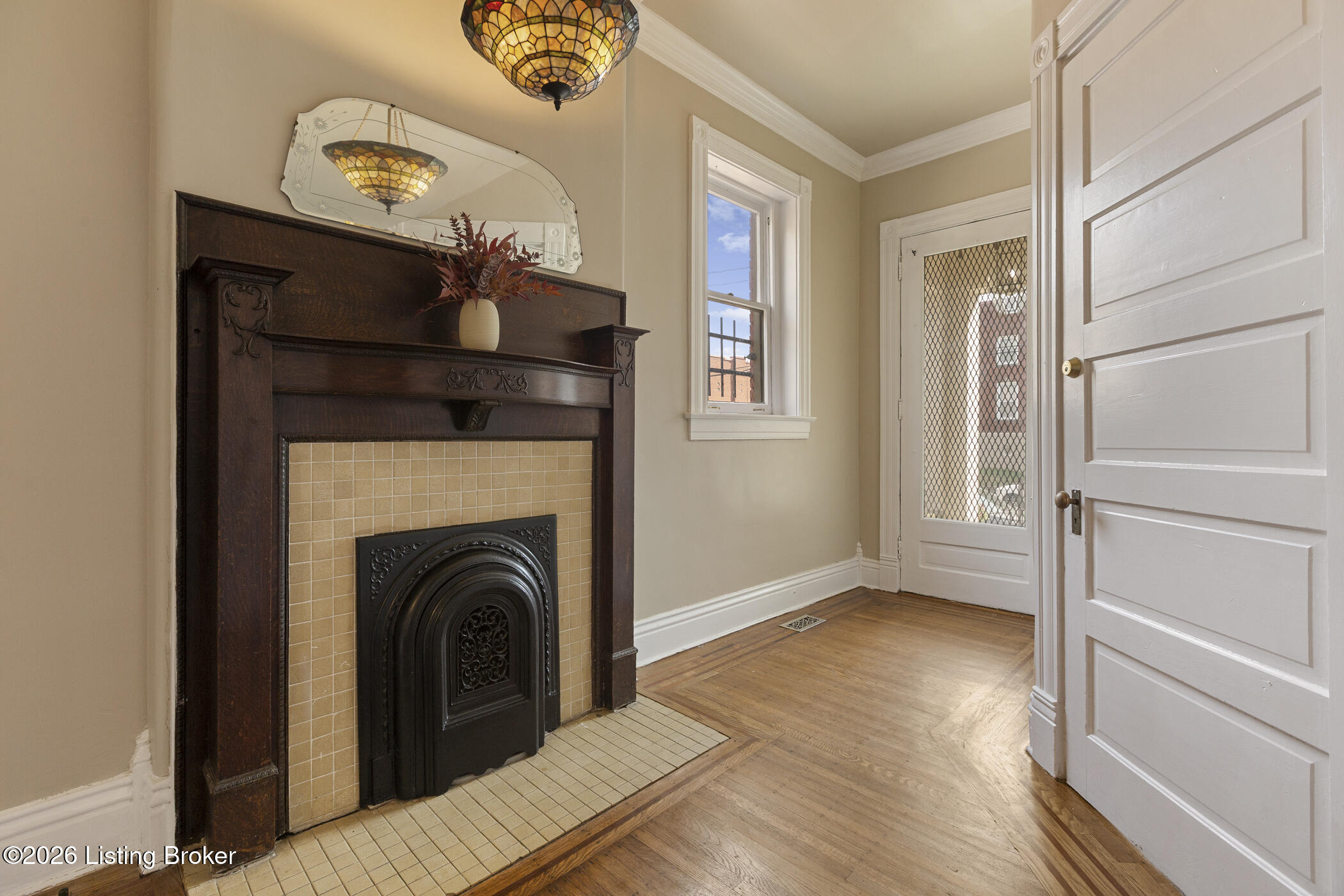 519 W Hill St Property Photo 6