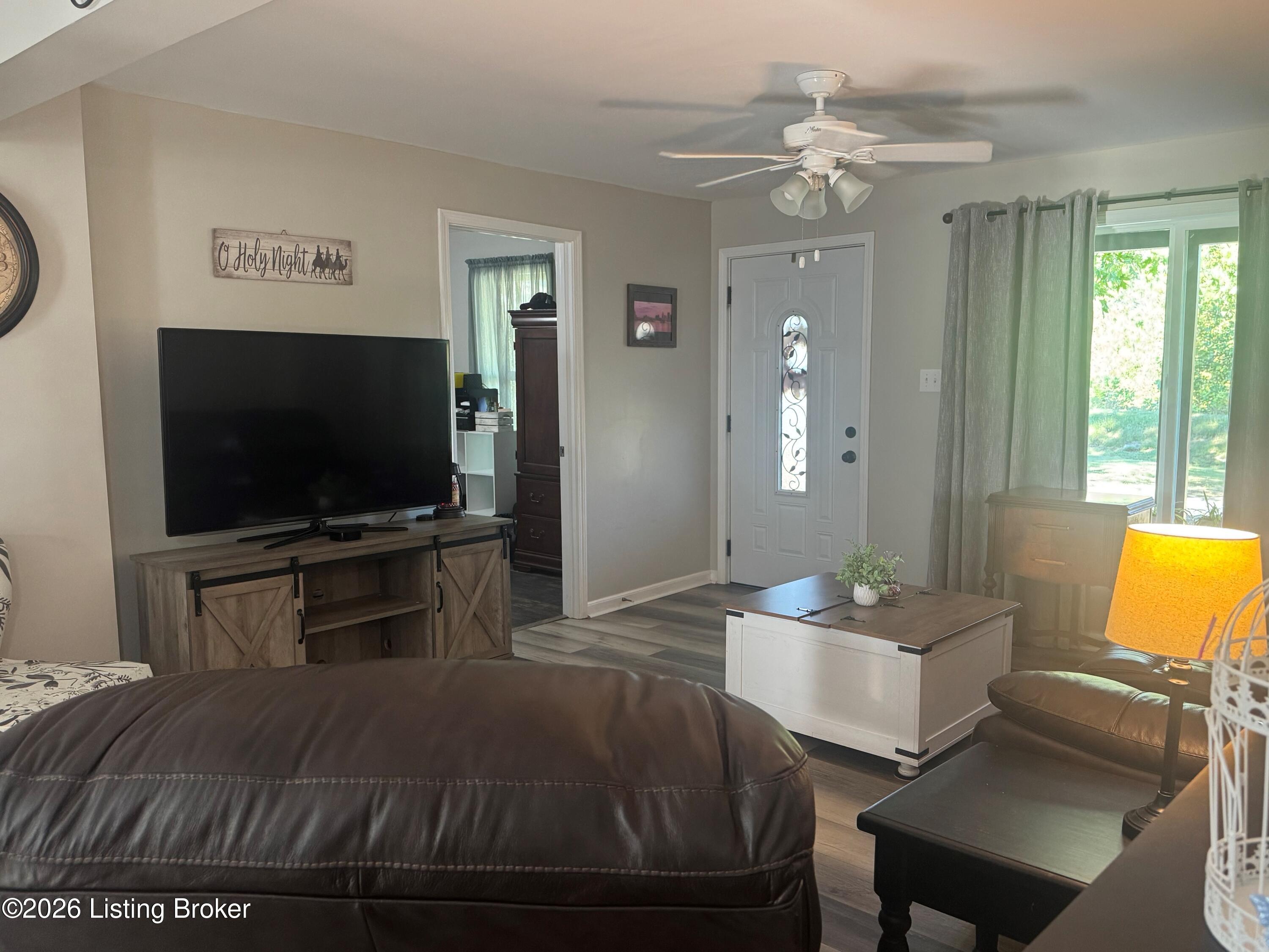496 Highway 401 Property Photo 4