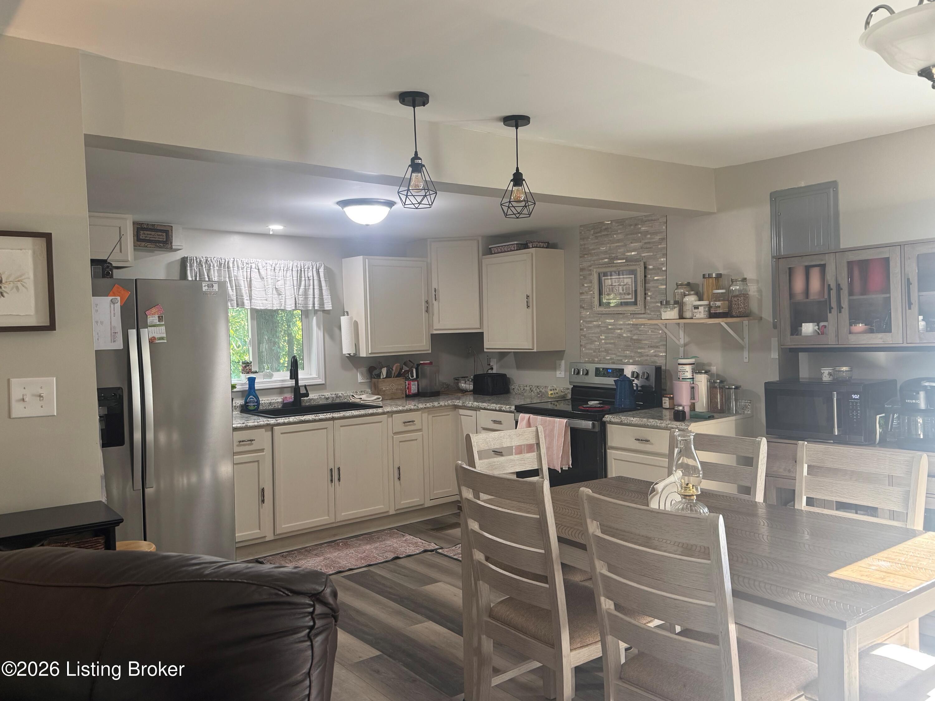 496 Highway 401 Property Photo 6