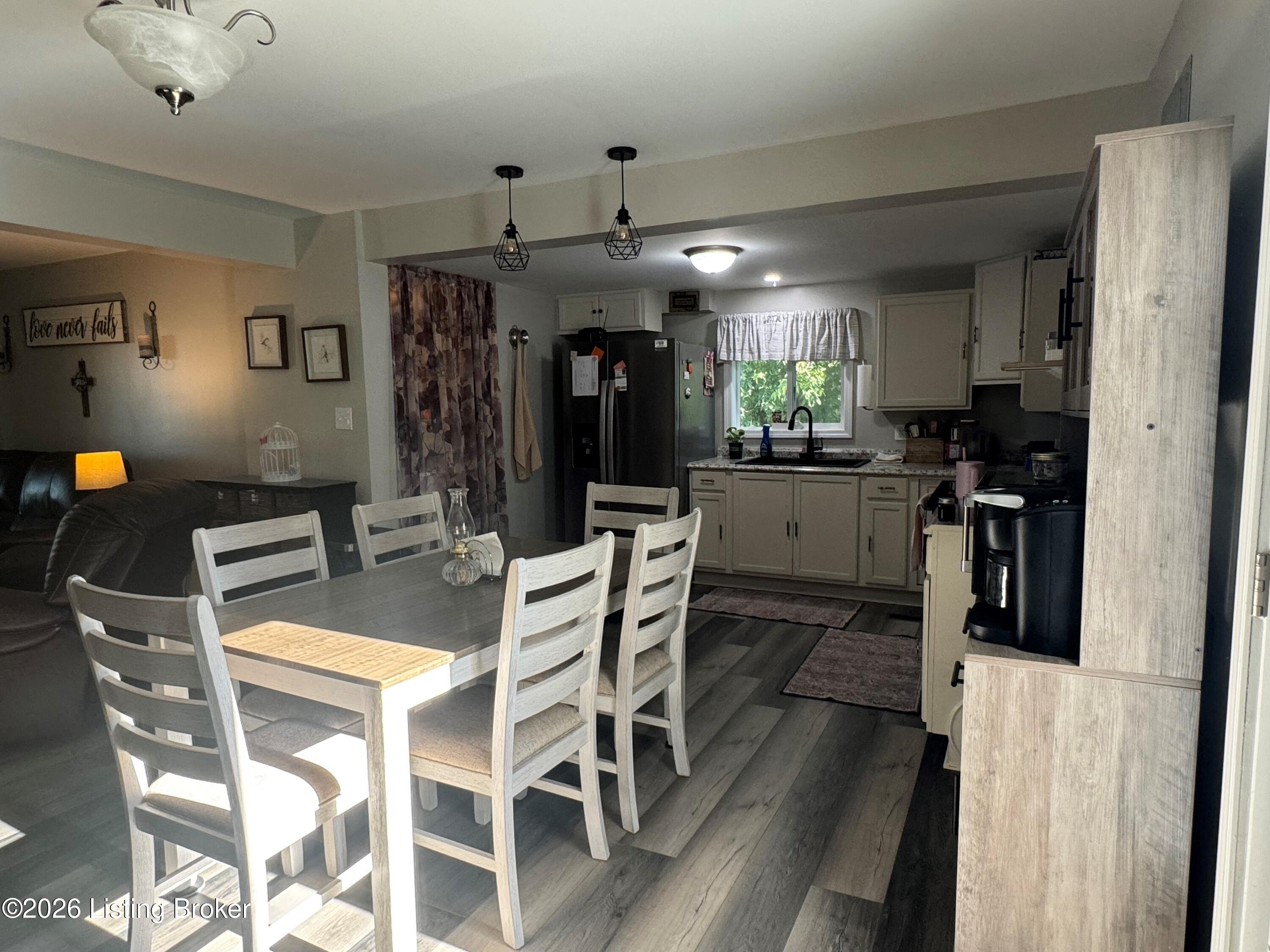 496 Highway 401 Property Photo 7