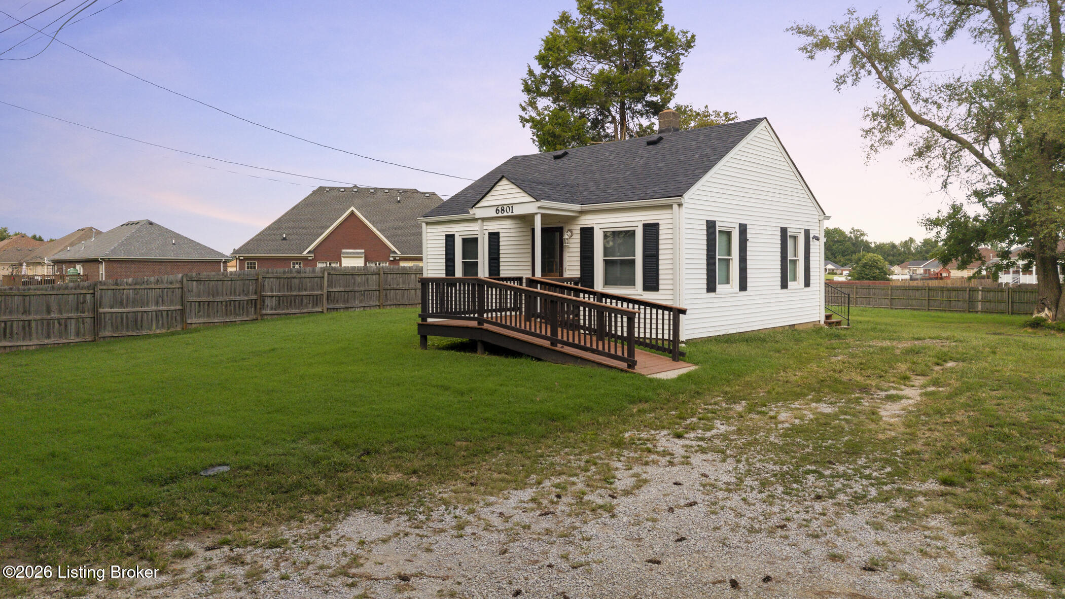 6801 Waller Ln Property Photo 1