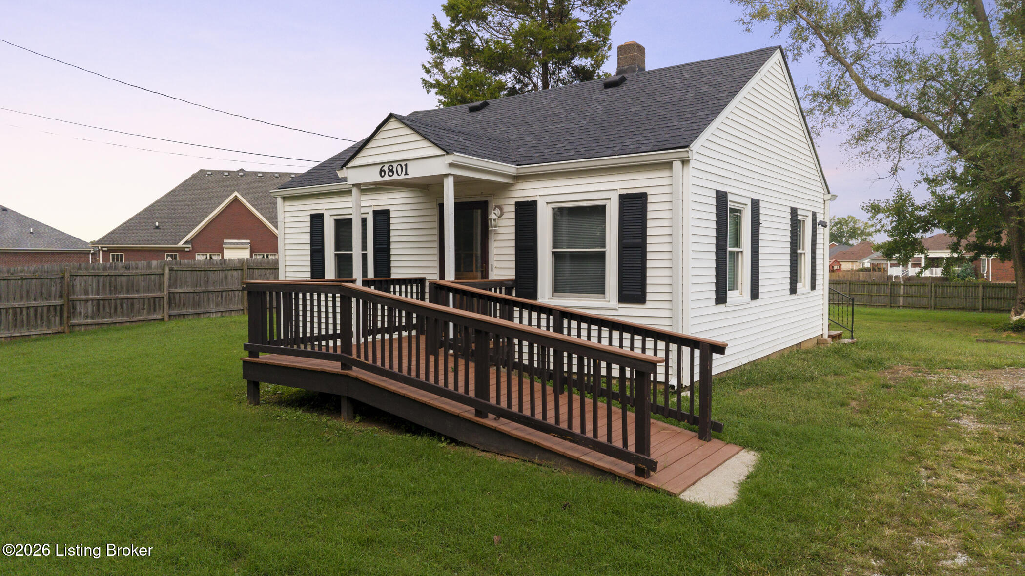 6801 Waller Ln Property Photo 2