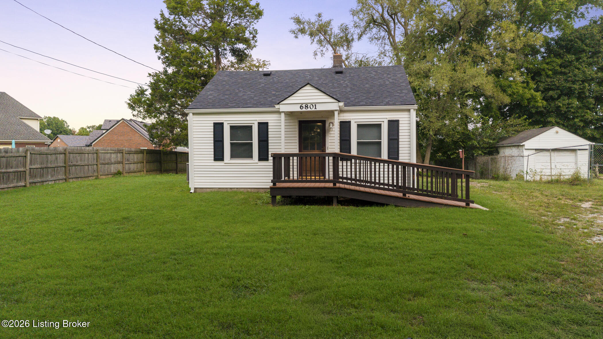 6801 Waller Ln Property Photo 3