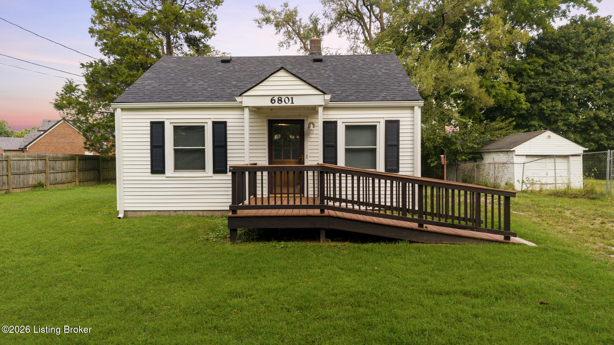 6801 Waller Ln Property Photo 4