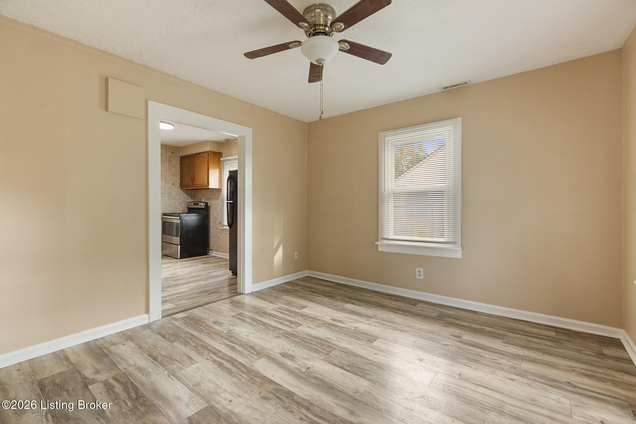 6801 Waller Ln Property Photo 5