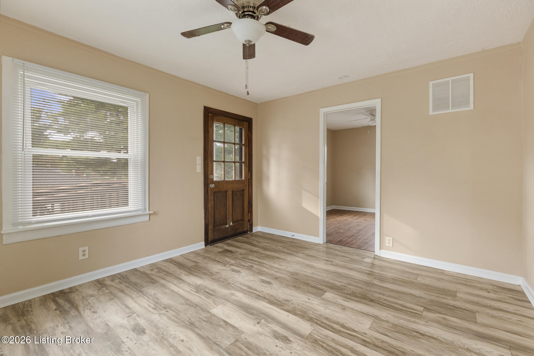 6801 Waller Ln Property Photo 6