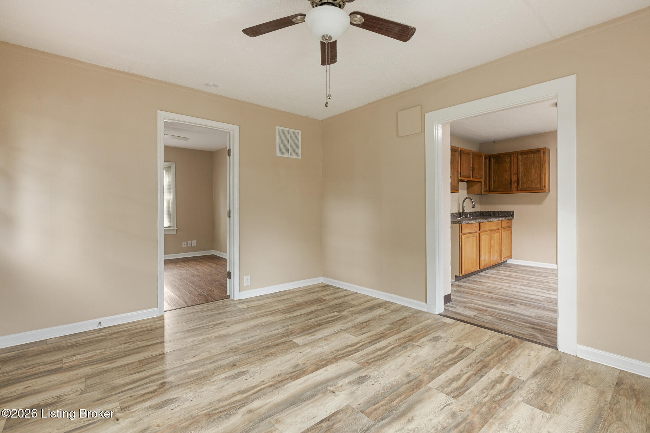 6801 Waller Ln Property Photo 7