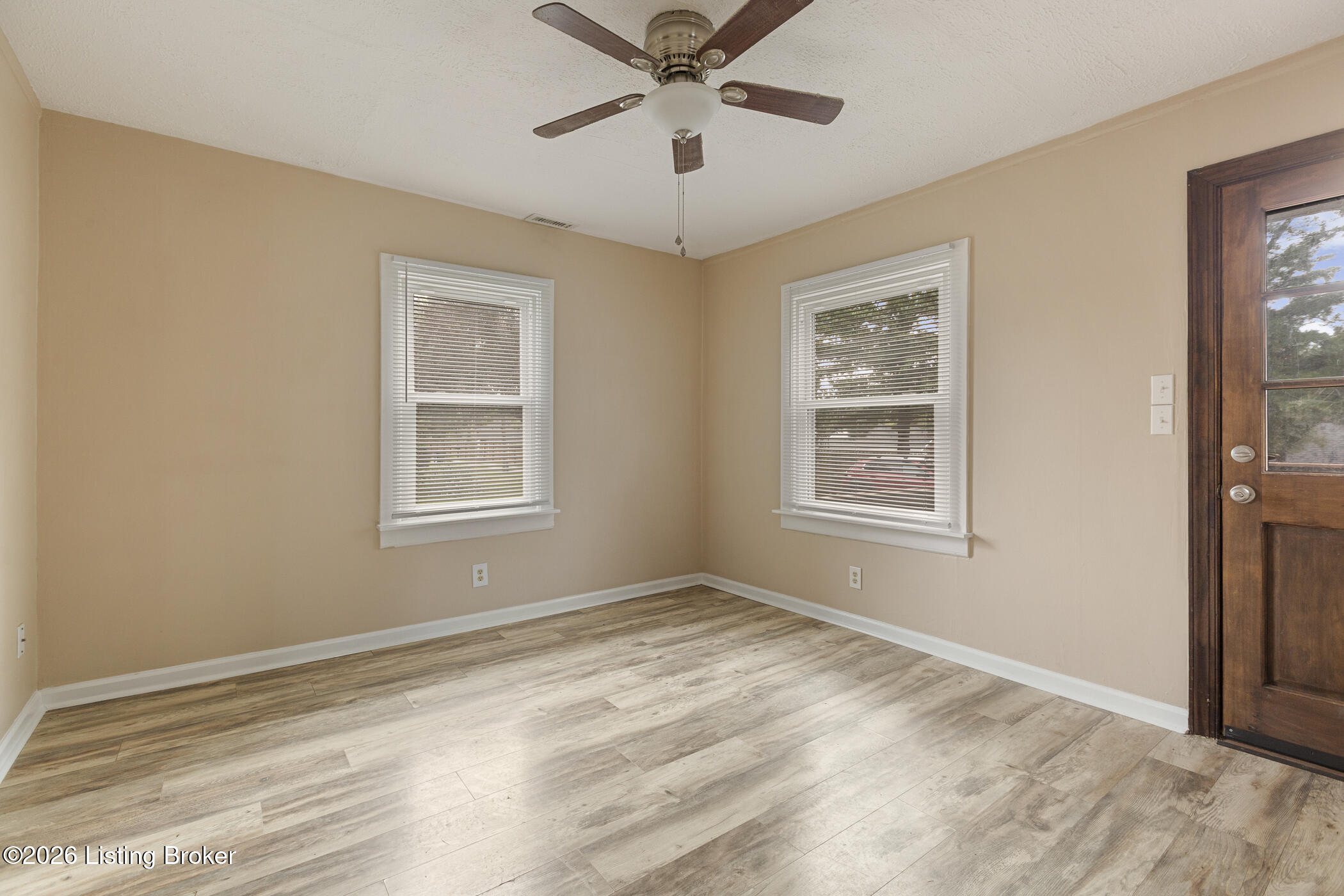 6801 Waller Ln Property Photo 8