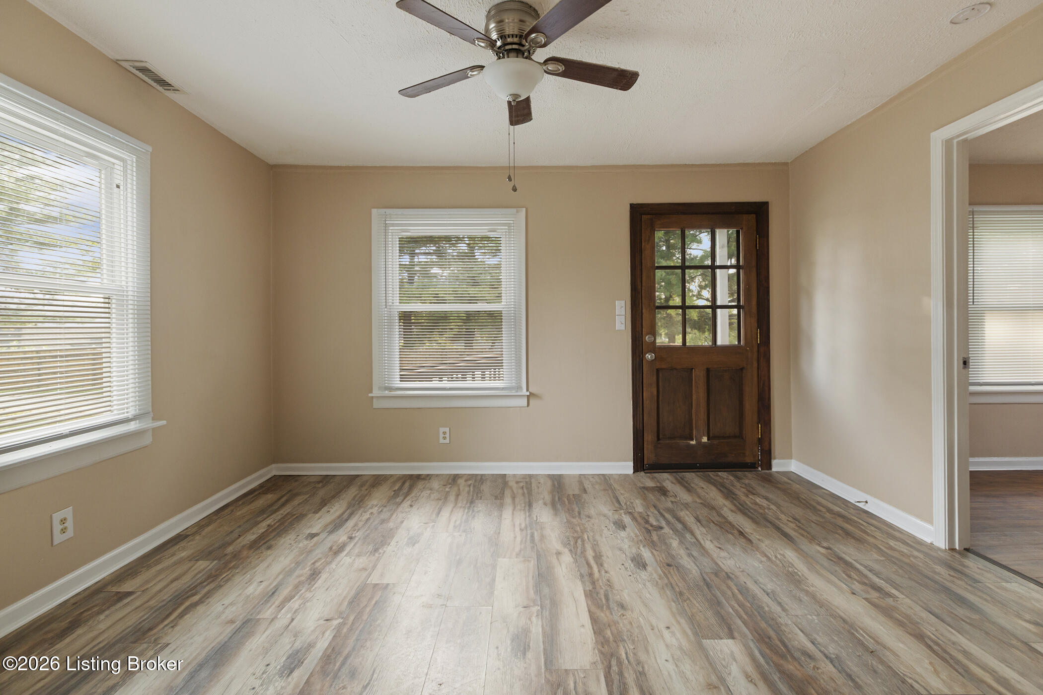 6801 Waller Ln Property Photo 9