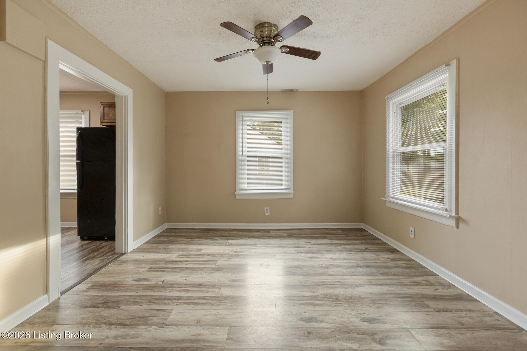 6801 Waller Ln Property Photo 10