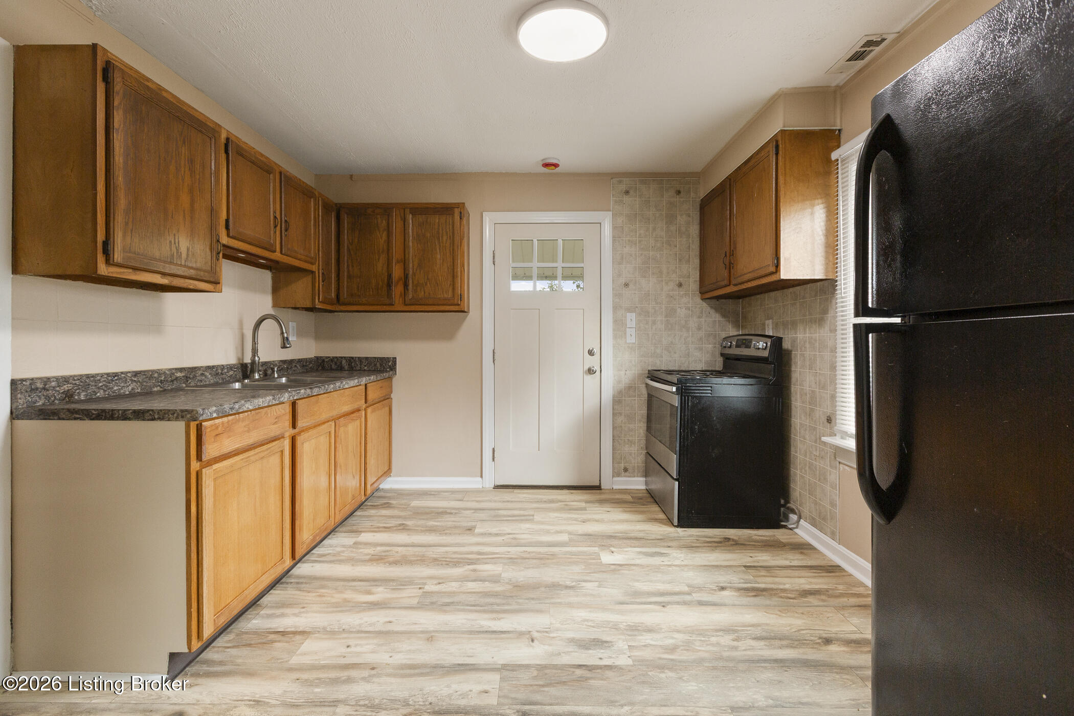 6801 Waller Ln Property Photo 11