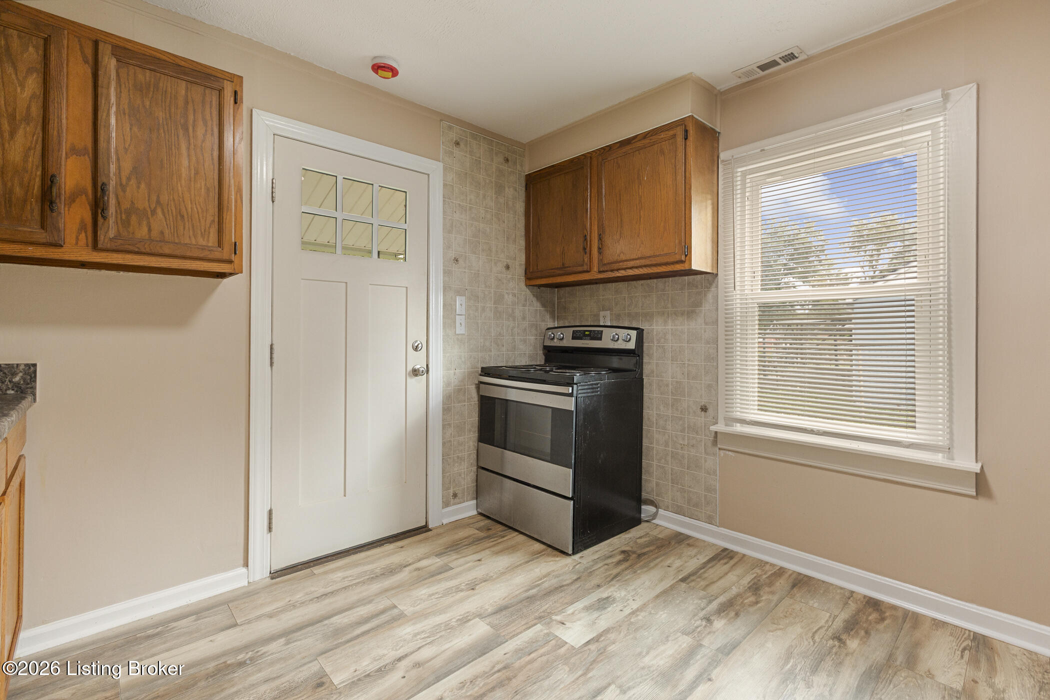6801 Waller Ln Property Photo 12