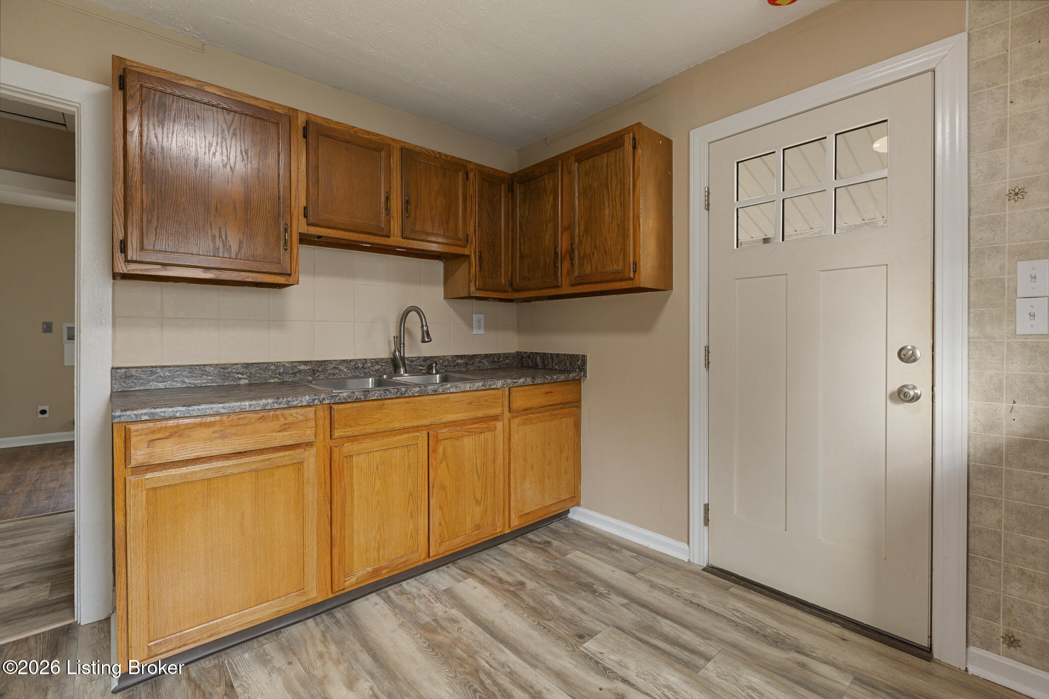 6801 Waller Ln Property Photo 14